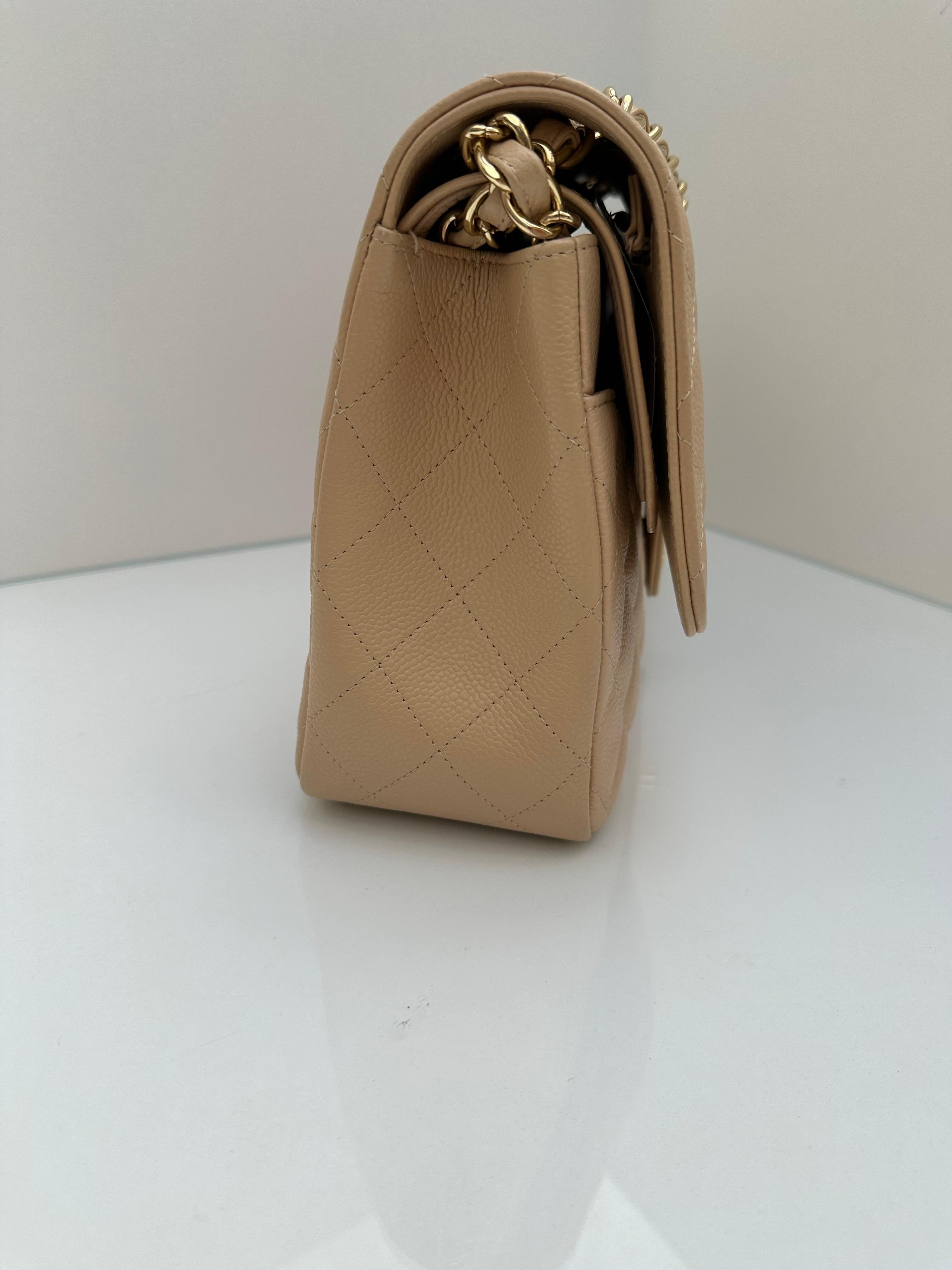 Chanel Beige Clair Jumbo Classic Doppelte Klappe Kaviar Gold Hardware für Damen oder Herren im Angebot
