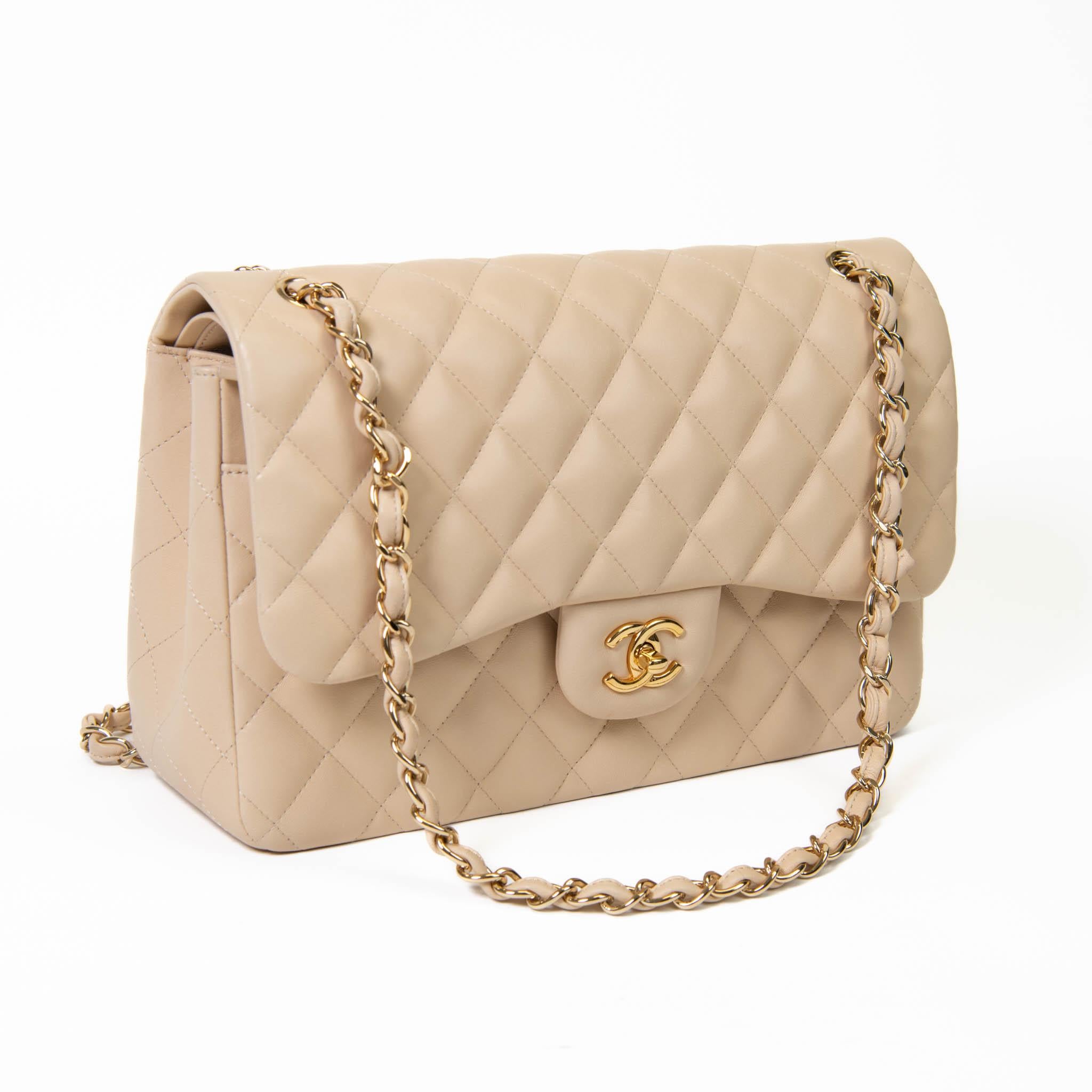 100% auténtico

Este elegante bolso bandolera está finamente confeccionado en lujosa piel de cordero acolchada con suaves rombos. El bolso tiene tirantes de eslabones de cadena dorados enhebrados con cuero, una solapa frontal y un cierre giratorio