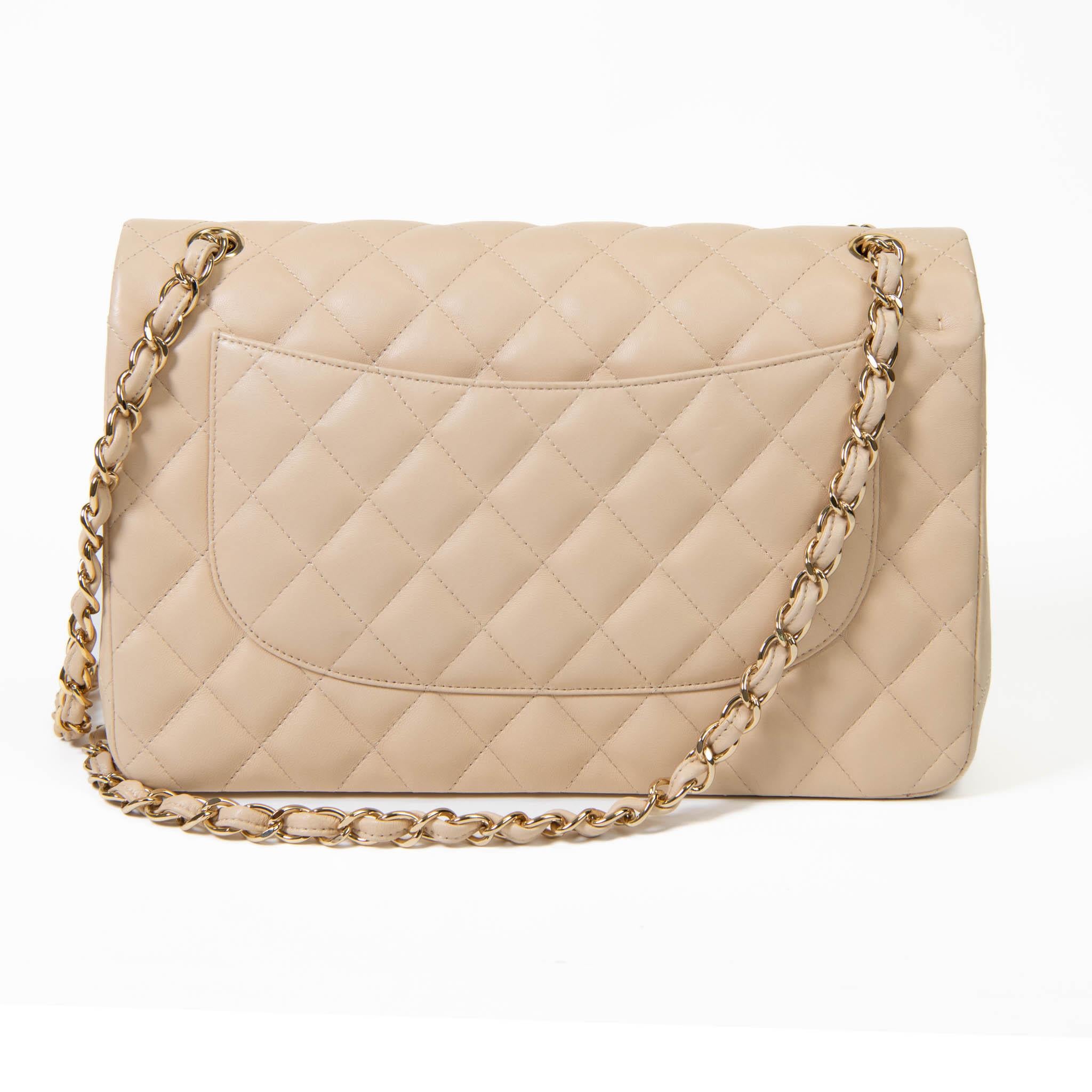 Chanel Beige Clair Piel de Cordero Jumbo Doble Solapa Herrajes Dorados en Excelente Estado en Corona Del Mar, CA