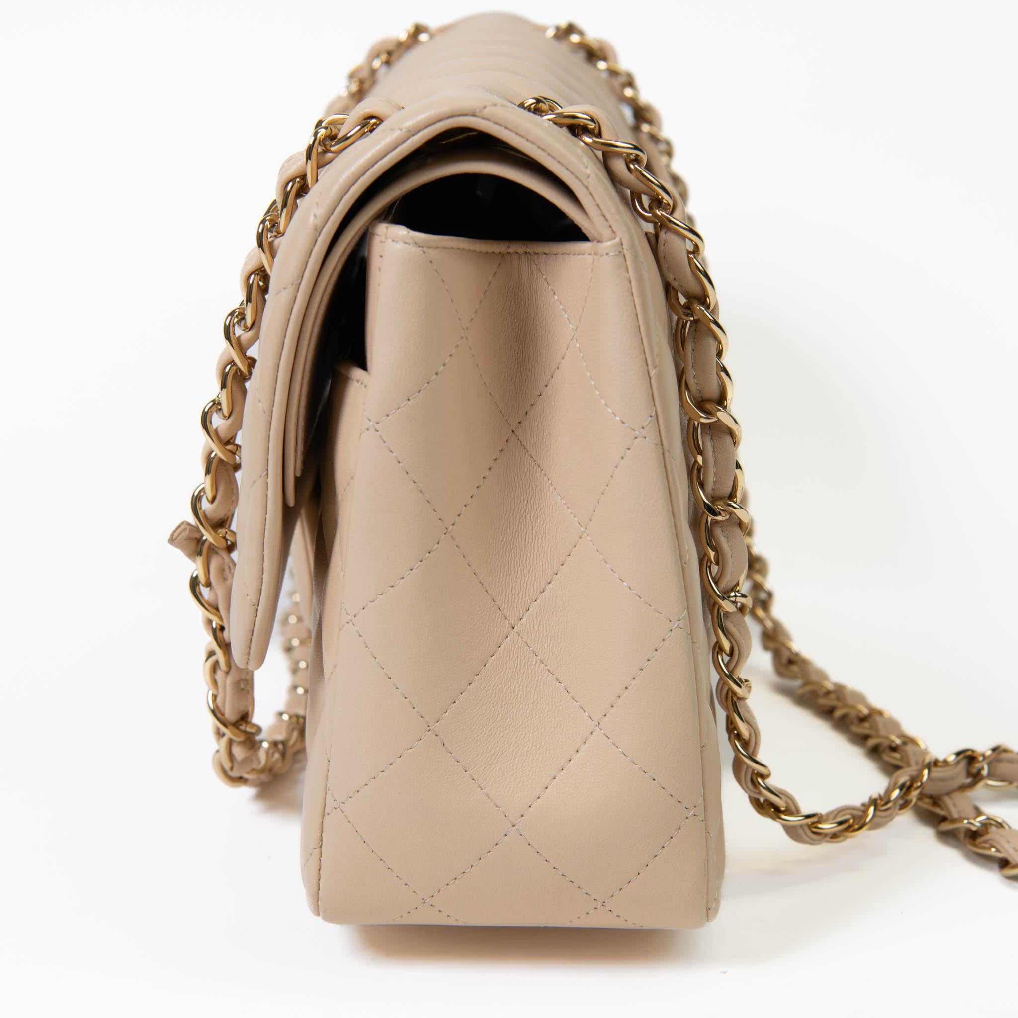 Femenino o masculino Chanel Beige Clair Piel de Cordero Jumbo Doble Solapa Herrajes Dorados