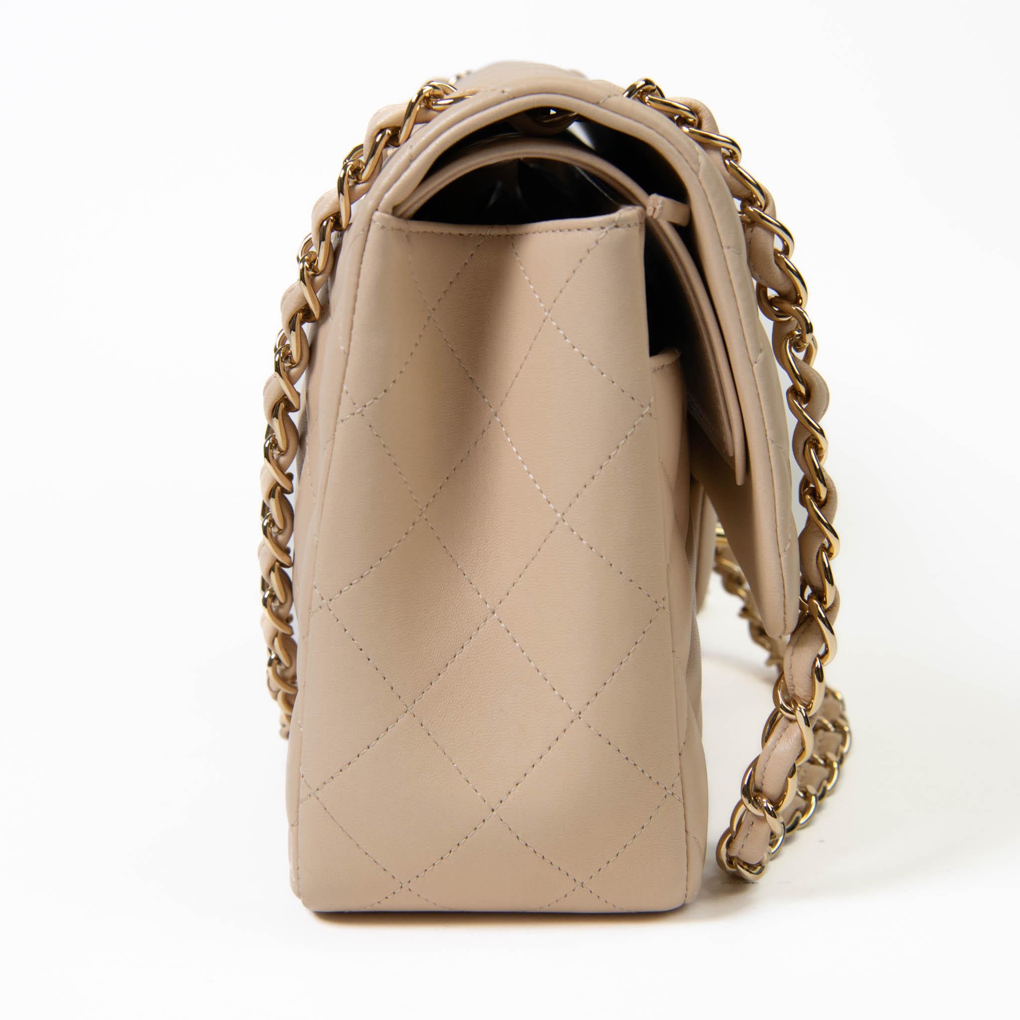Chanel Beige Clair Piel de Cordero Jumbo Doble Solapa Herrajes Dorados 1
