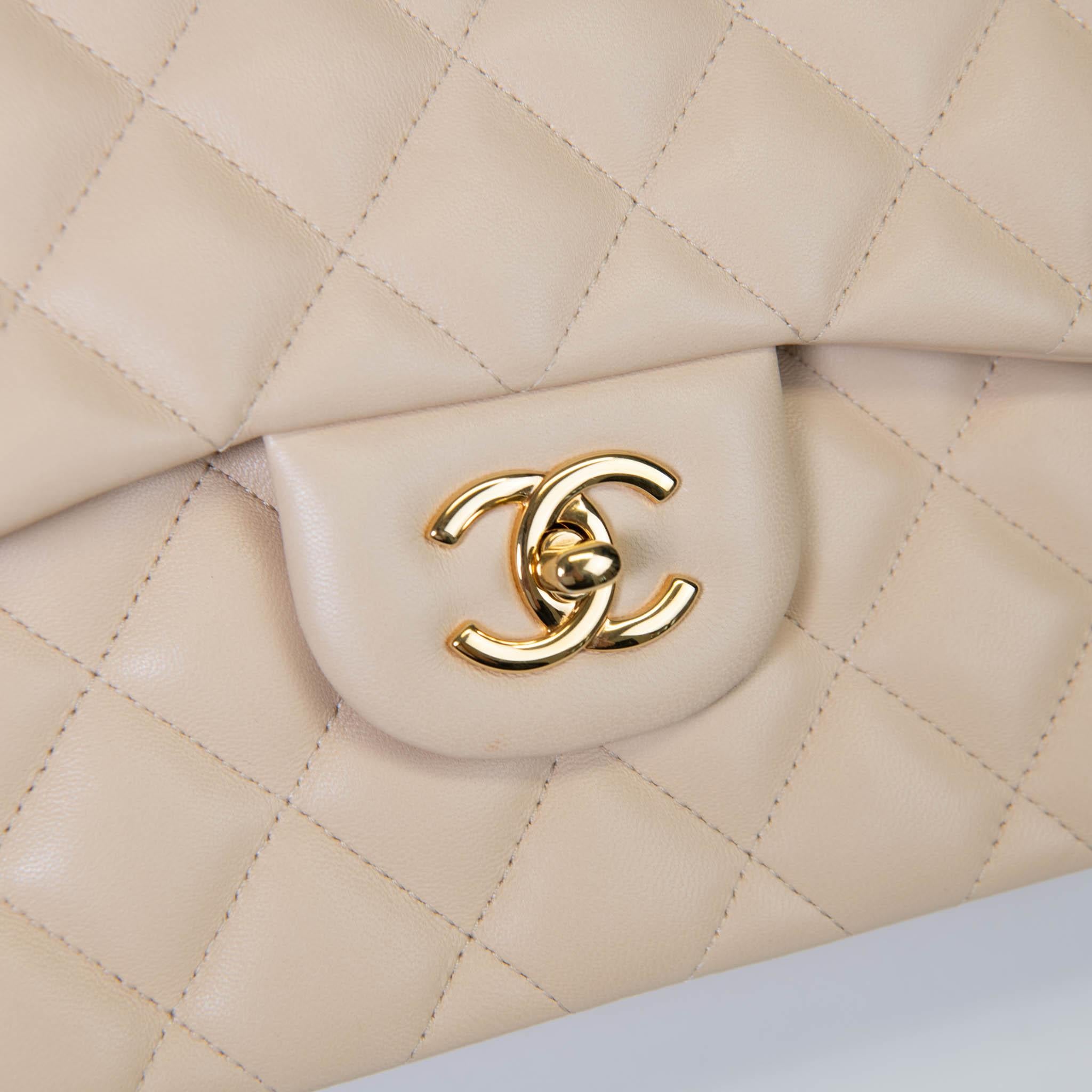 Chanel Beige Clair Piel de Cordero Jumbo Doble Solapa Herrajes Dorados 3