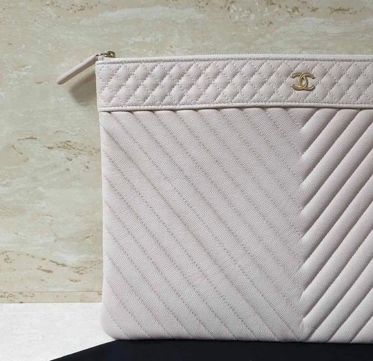 Chanel Beige Clair Quilted Chevron Caviar Leather CC Large O-Case Zip Pouch In New Condition In Krakow, PL
