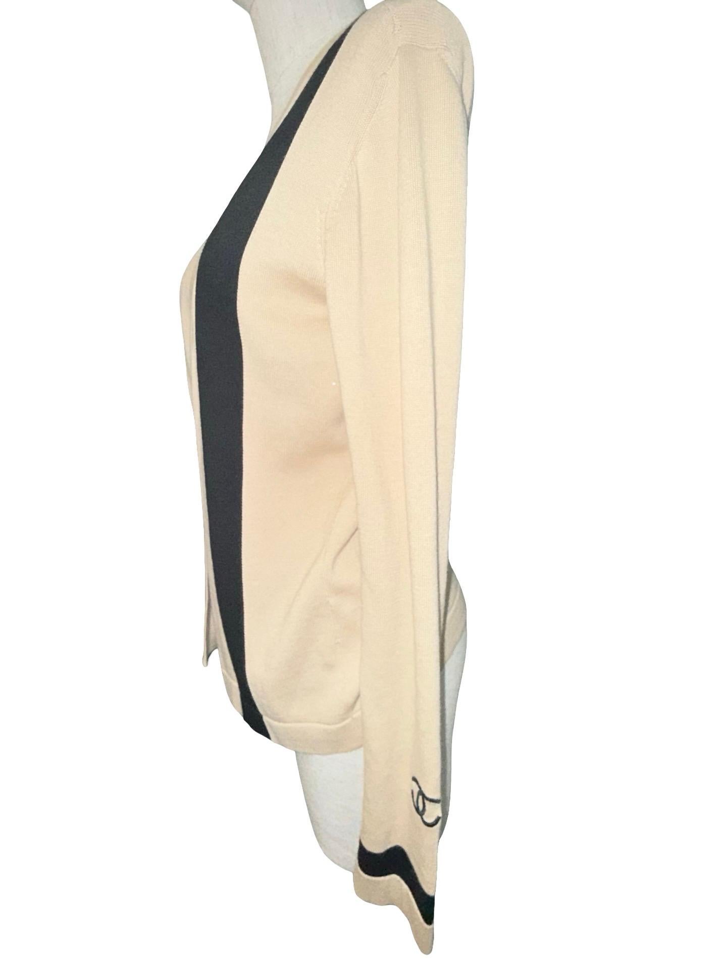 - Cardigan en coton et cachemire à rayures beiges et noires de la collection Chanel 2003. 

- Logo CC noir. 

- Taille 44. 

- 70% coton. 30% cachemire. 

