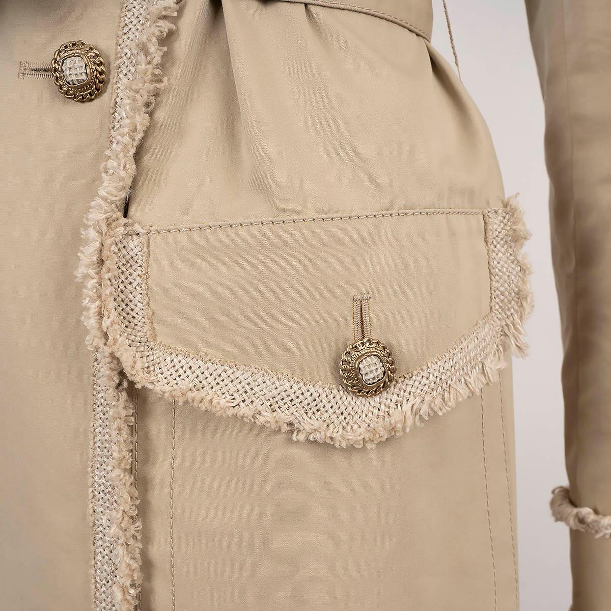 CHANEL beige Baumwolle Seide 2010 10P TWEED TRIM TRENCH Mantel Jacke 38 S im Angebot 3