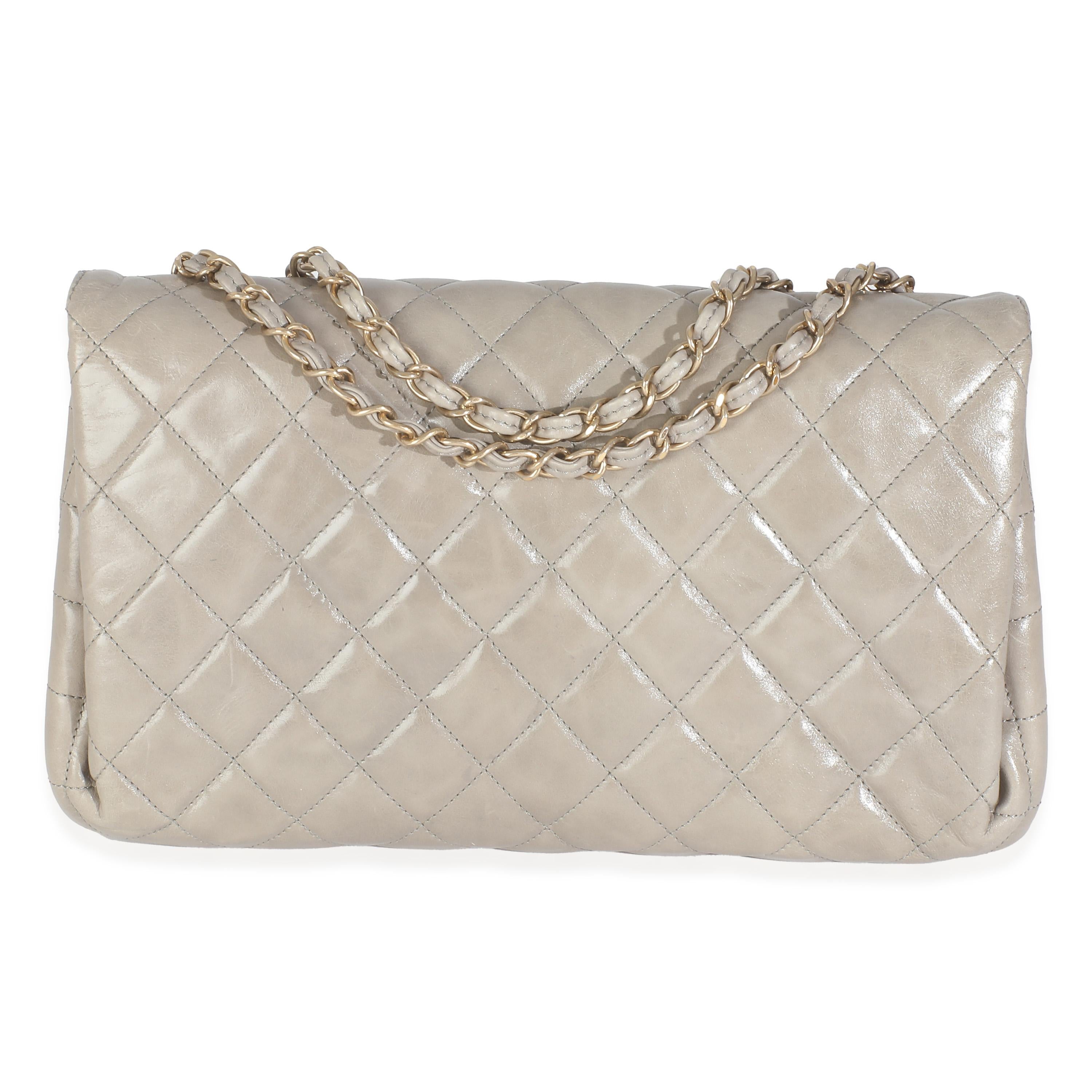 Titre de la liste : Chanel Jumbo 3 Flap en cuir de veau beige craquelé
SKU : 146319
Condit : Usagé 
Description de l'état : Un classique intemporel qui ne se démode jamais, le sac à rabat de Chanel date de 1955 et a connu un certain nombre de mises