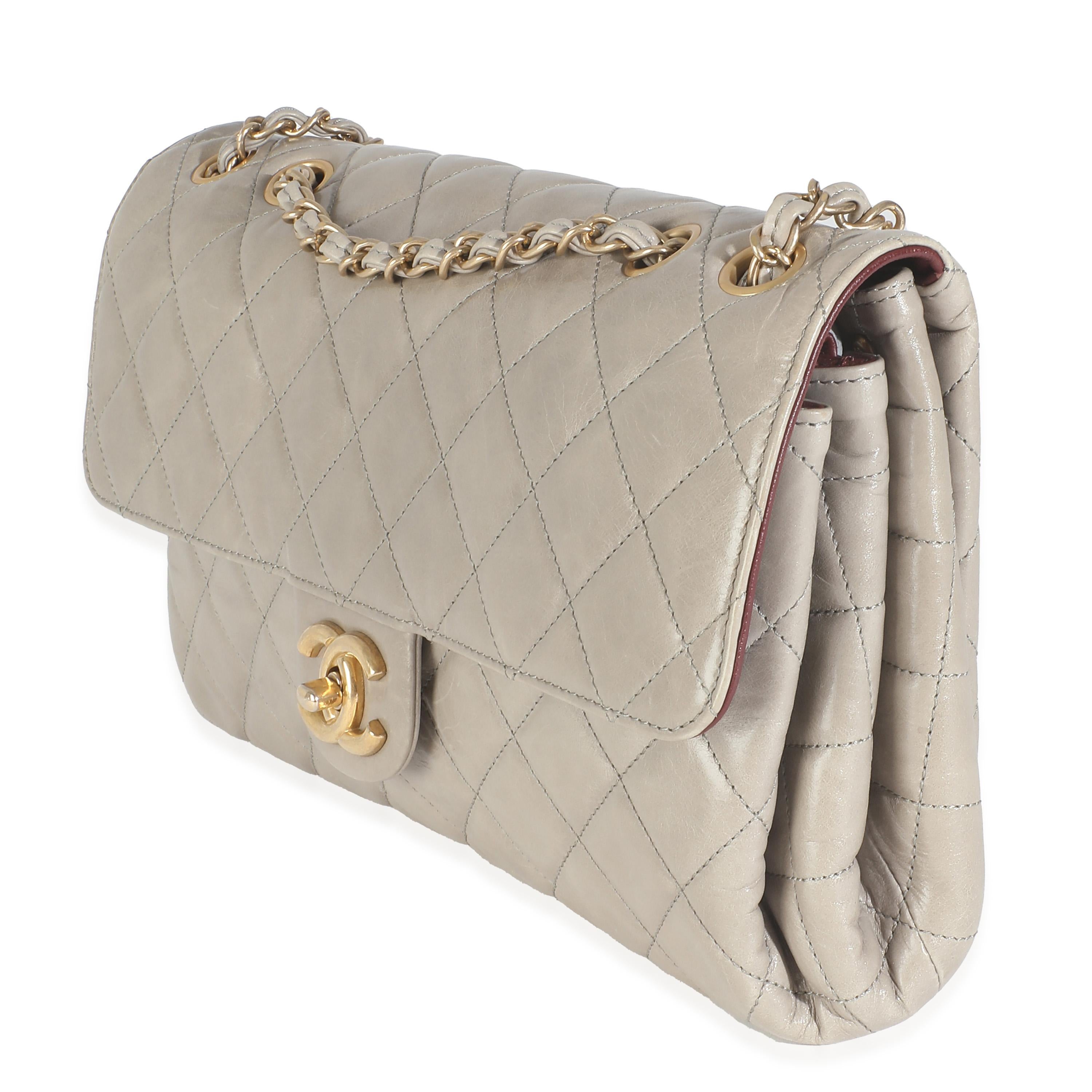 Chanel Jumbo 3 Flap en cuir de veau beige craquelé Bon état - En vente à New York, NY