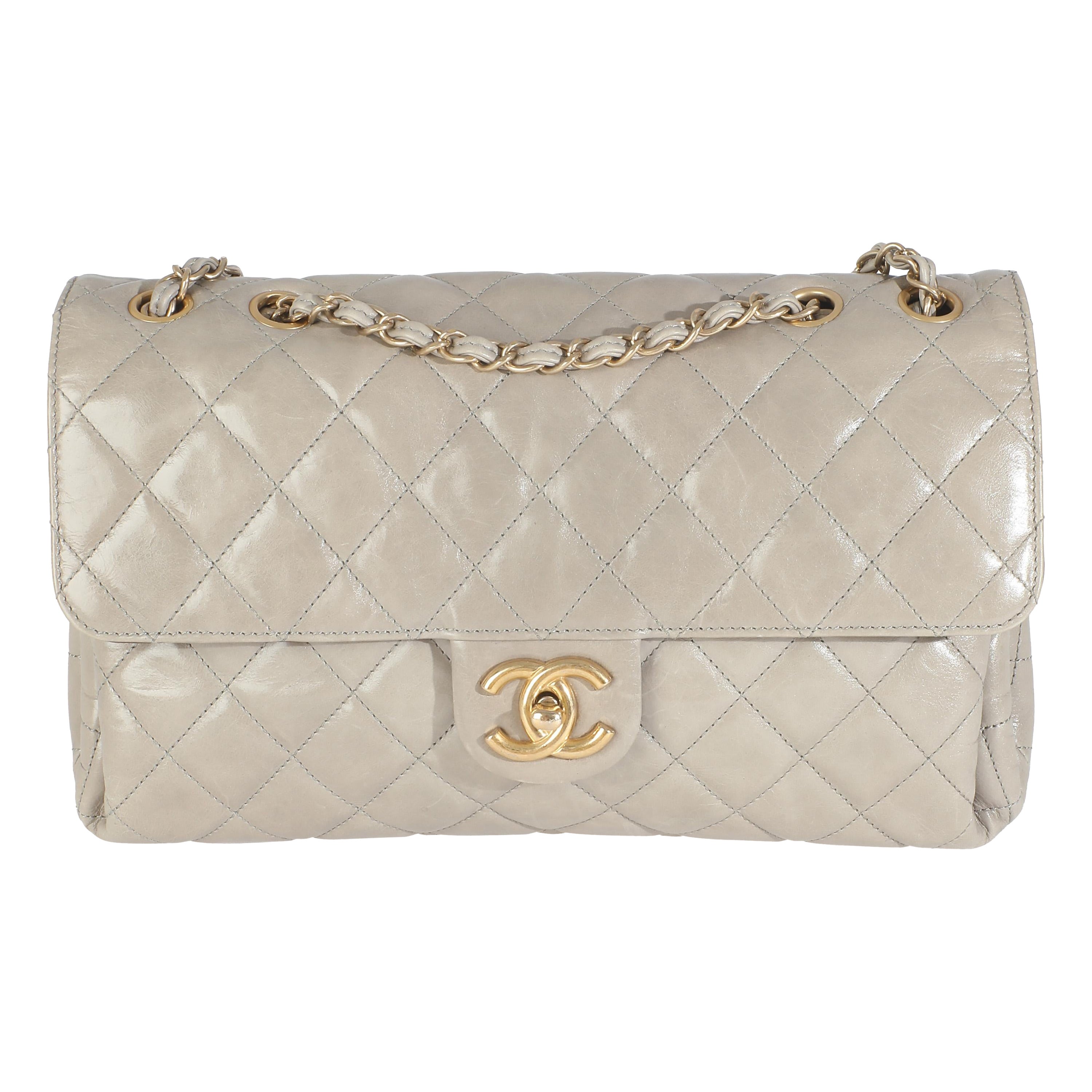 Chanel Jumbo 3 Flap en cuir de veau beige craquelé en vente
