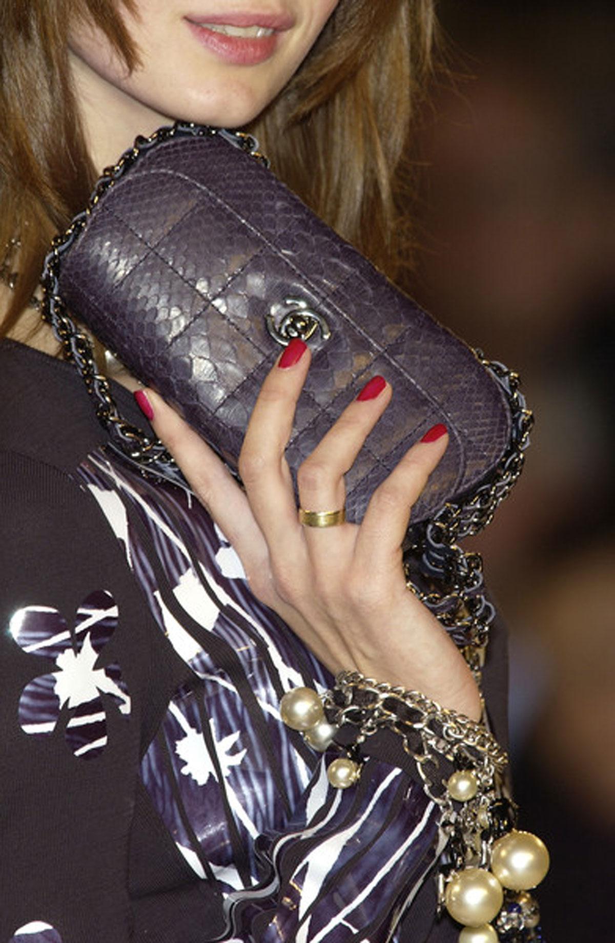 Mini pochette à rabat en python beige crème Chanel Unisexe en vente