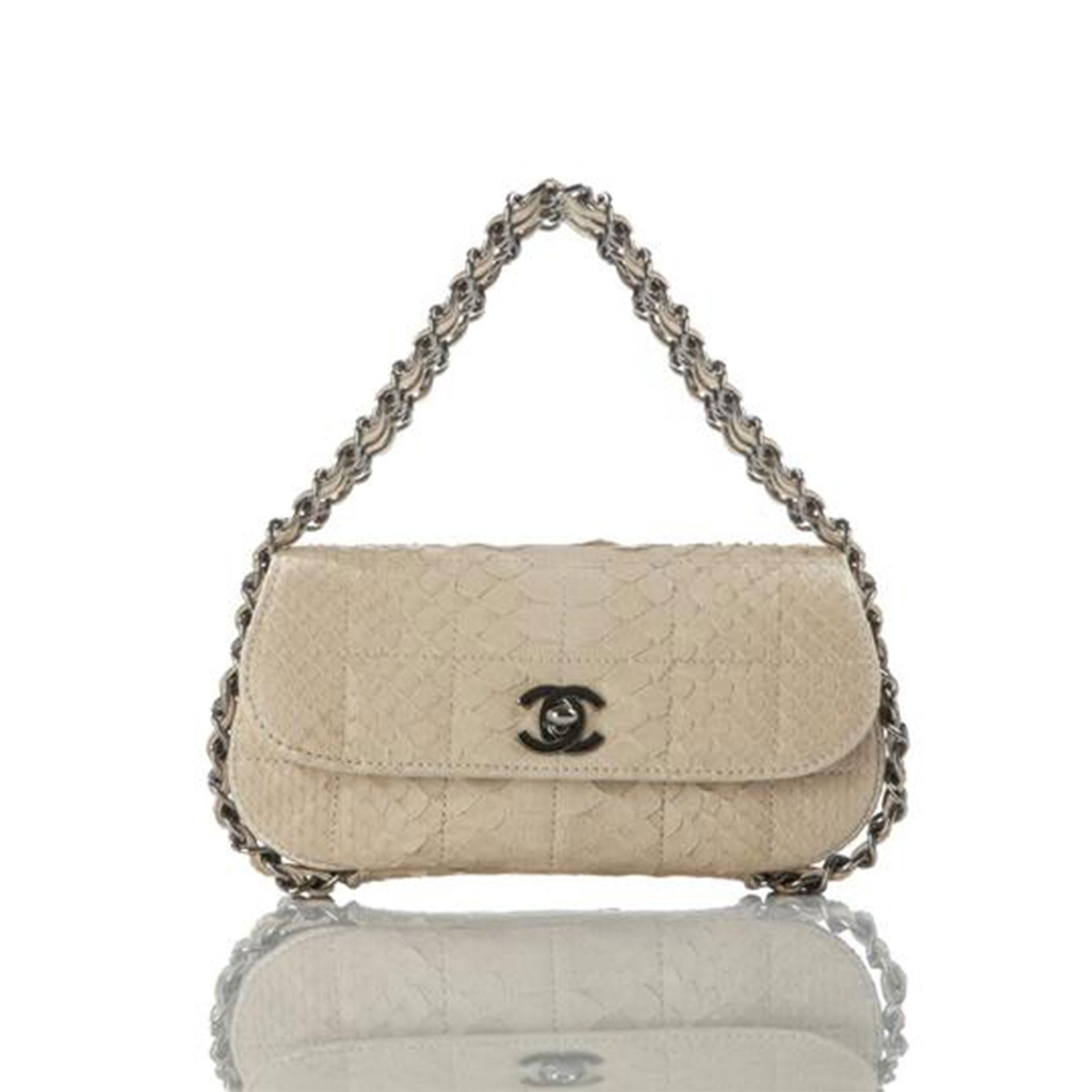 Mini pochette à rabat en python beige crème Chanel en vente 1