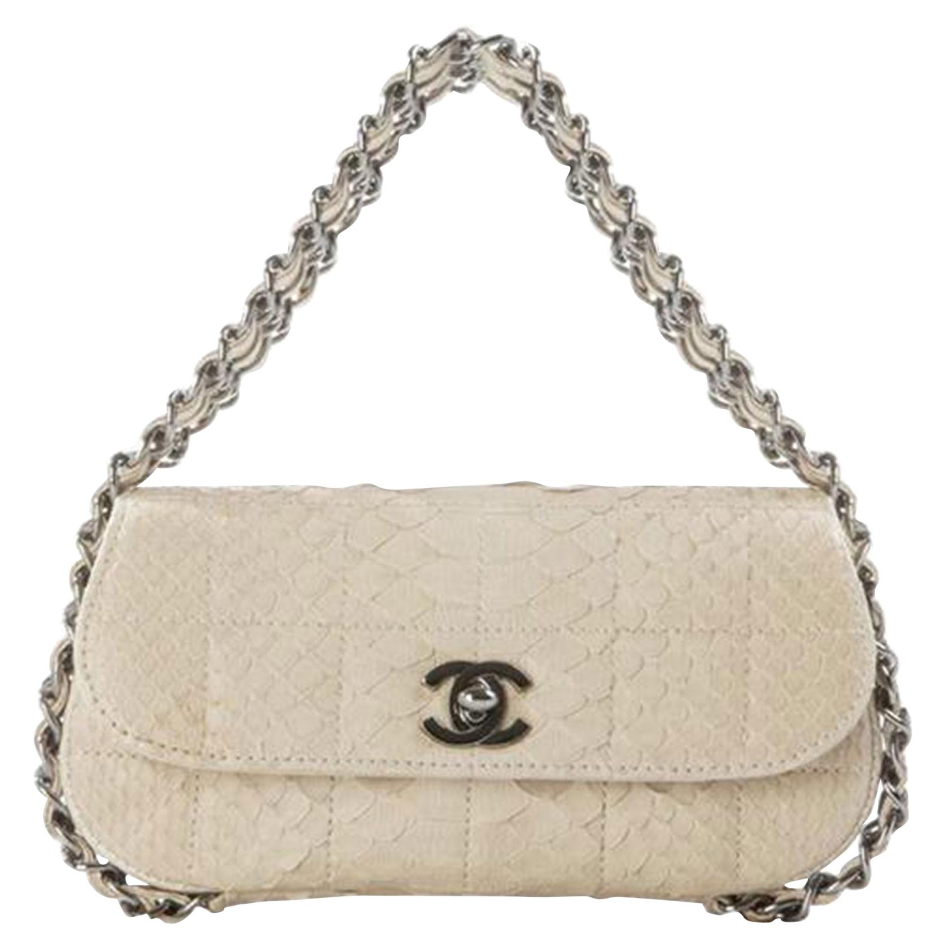 Mini pochette à rabat en python beige crème Chanel en vente 2