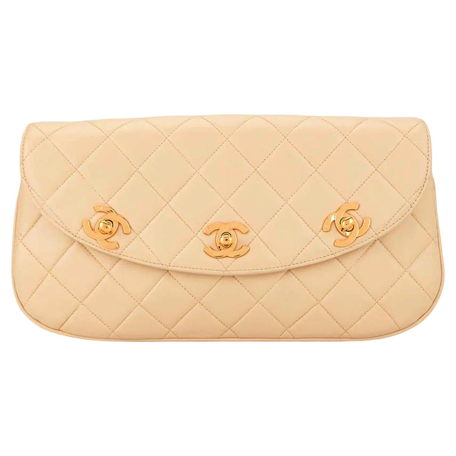 Year: 1994  {VINTAGE 30 Years}

Gold hardware
Quilted lambskin leather
Three CC turn lock adornments
Microfiber beige inside 
Main interior zippered pocket
Main interior slip pocket 
11.8