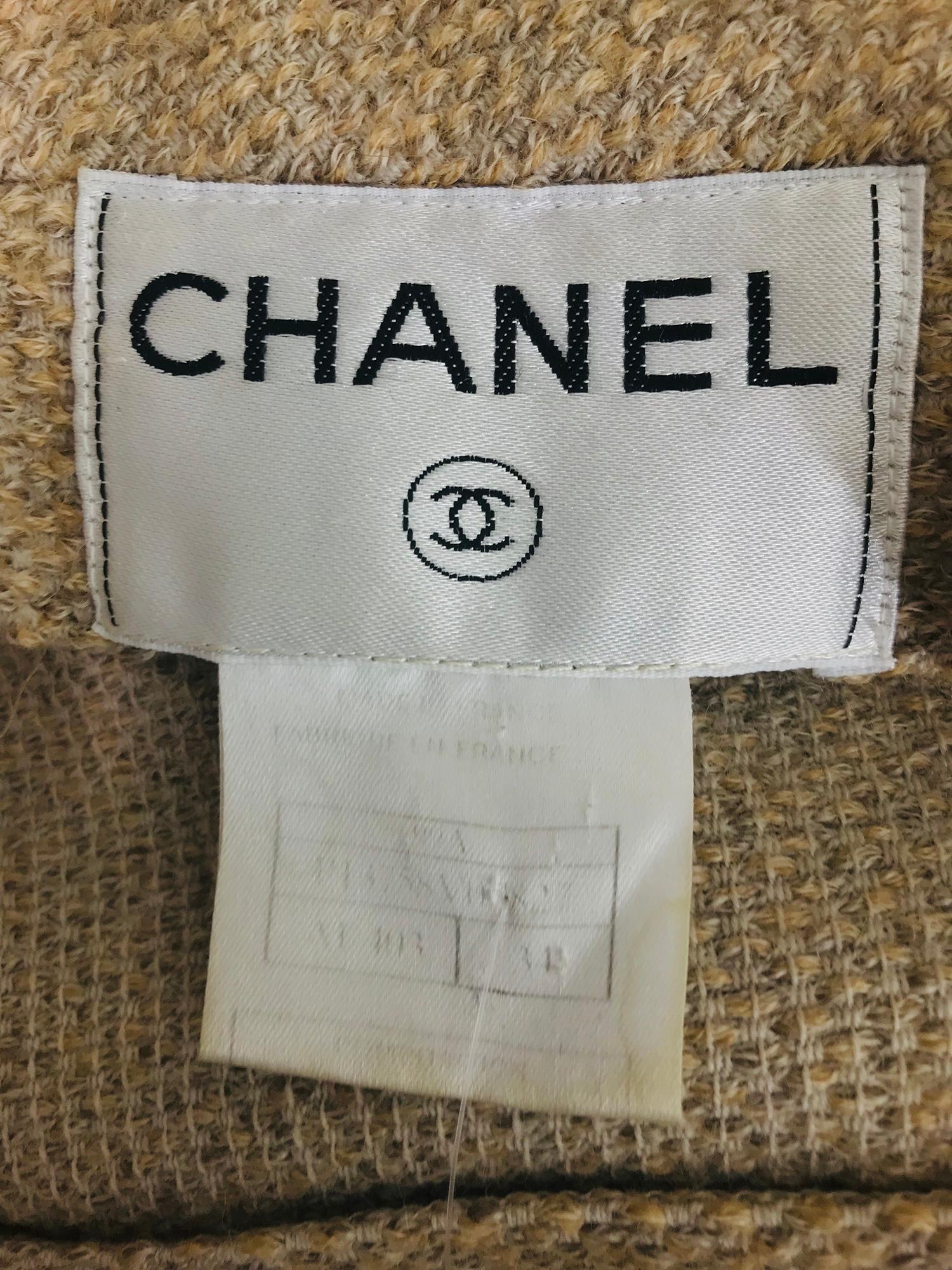Veste Chanel 02A sans doublure à double poche beige avec crochet à l'avant en vente 7