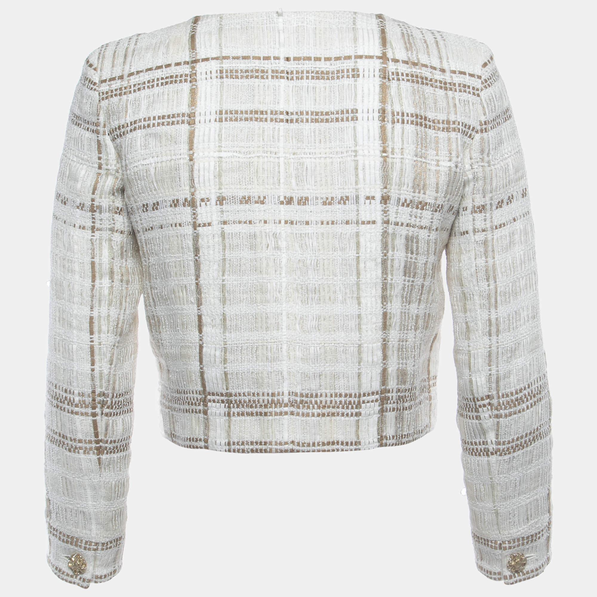 Infunda una dosis extra de estilo a su atuendo con esta chaqueta tan a la moda. Confeccionado con materiales de calidad, encarna un ambiente contemporáneo y está repleto de características funcionales.

