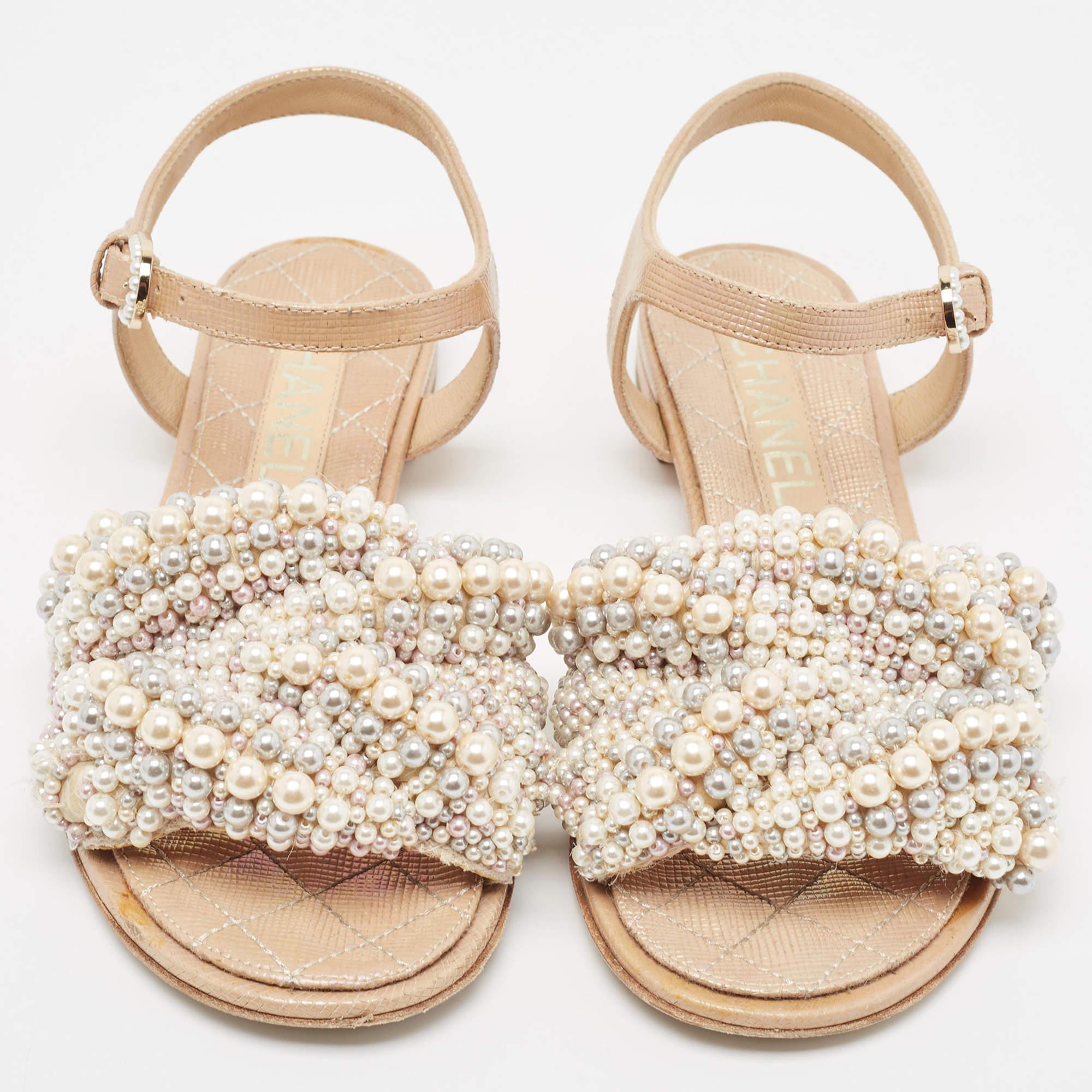 These sandals will frame your feet in an elegant manner. Crafted from quality materials, they display a classy design and comfortable insoles.

Includes: Original Dustbag


