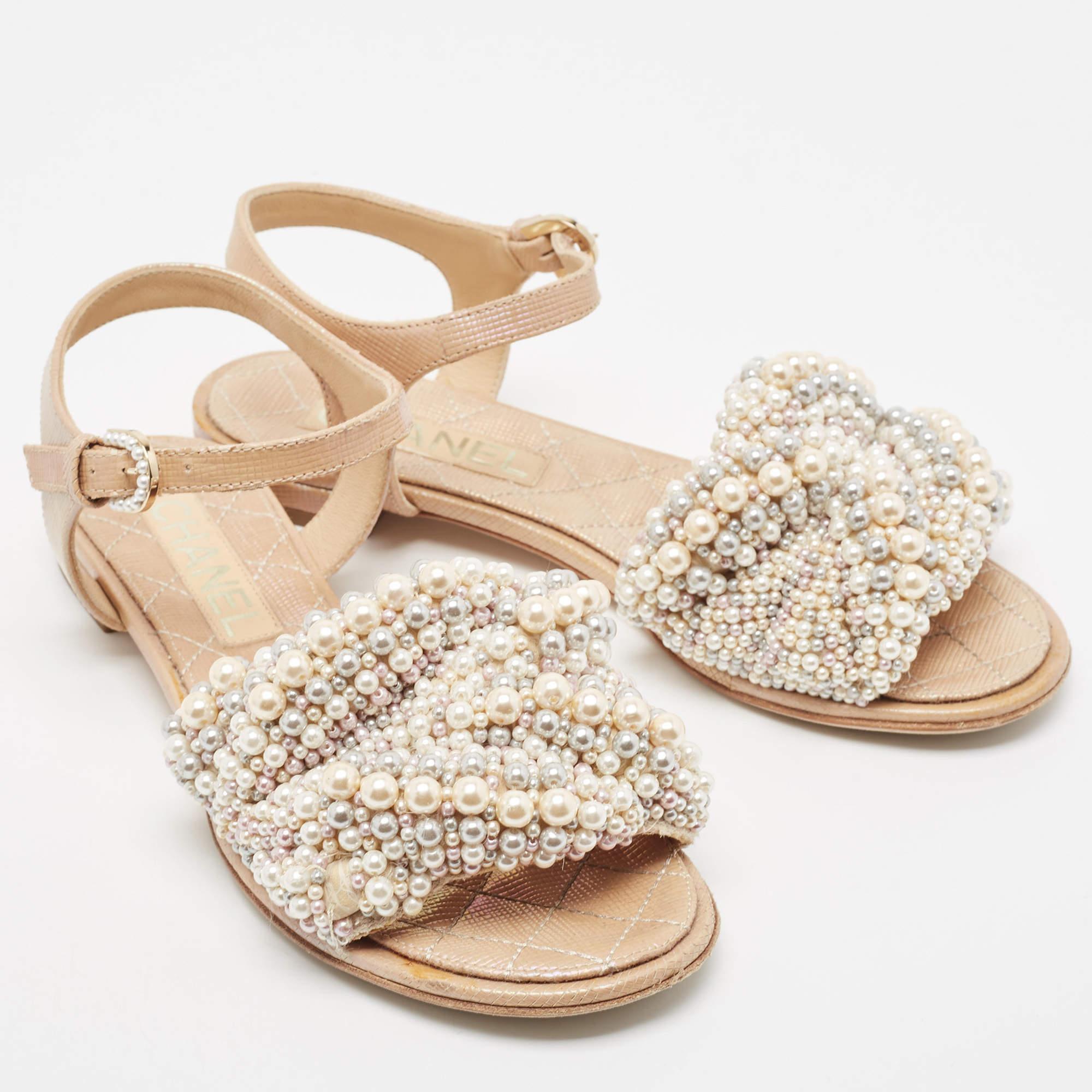Chanel Beige Faux Pearl Slide Flat Sandals Size 36 In Good Condition In Dubai, Al Qouz 2