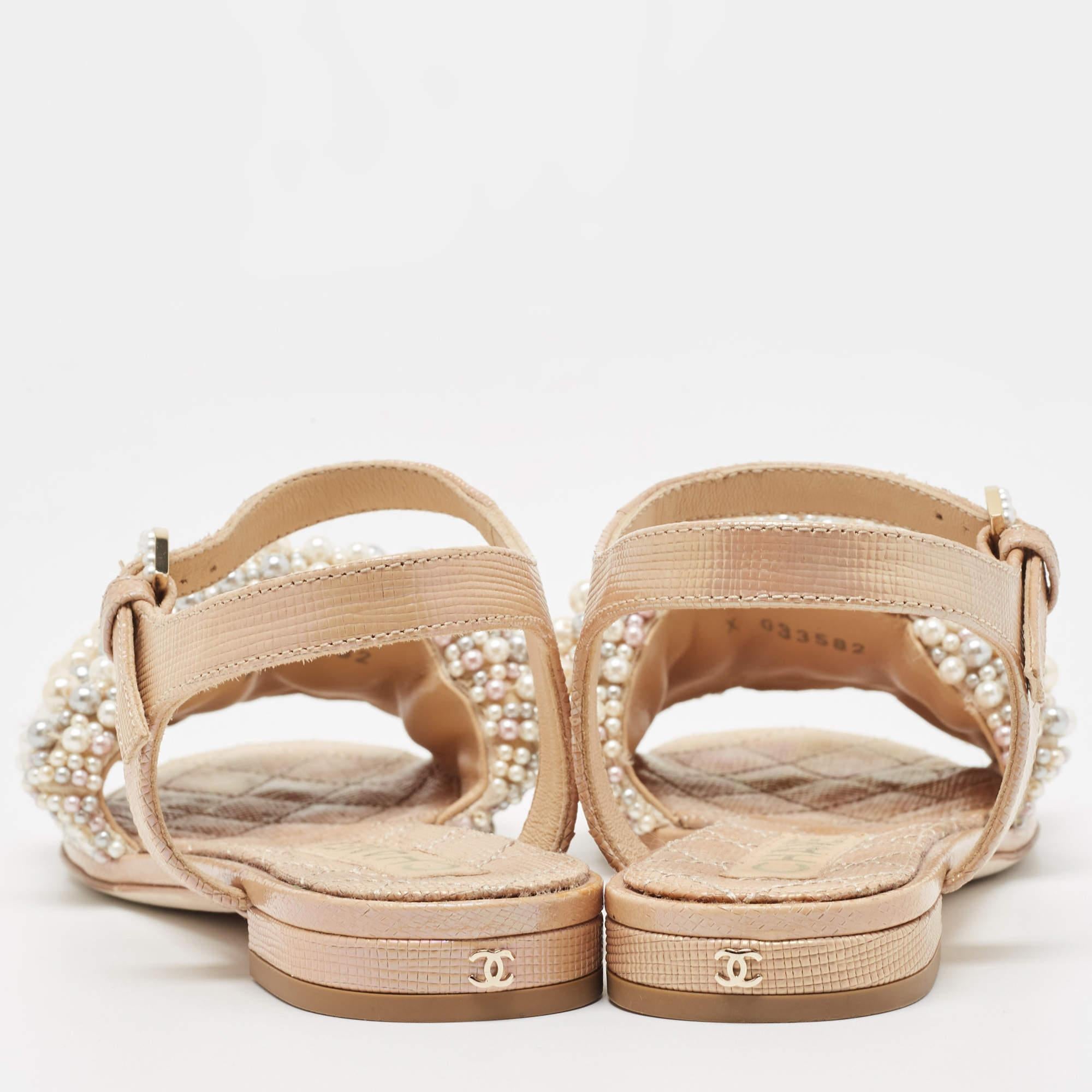 Chanel Beige Faux Pearl Slide Flat Sandals Size 36 en vente 3
