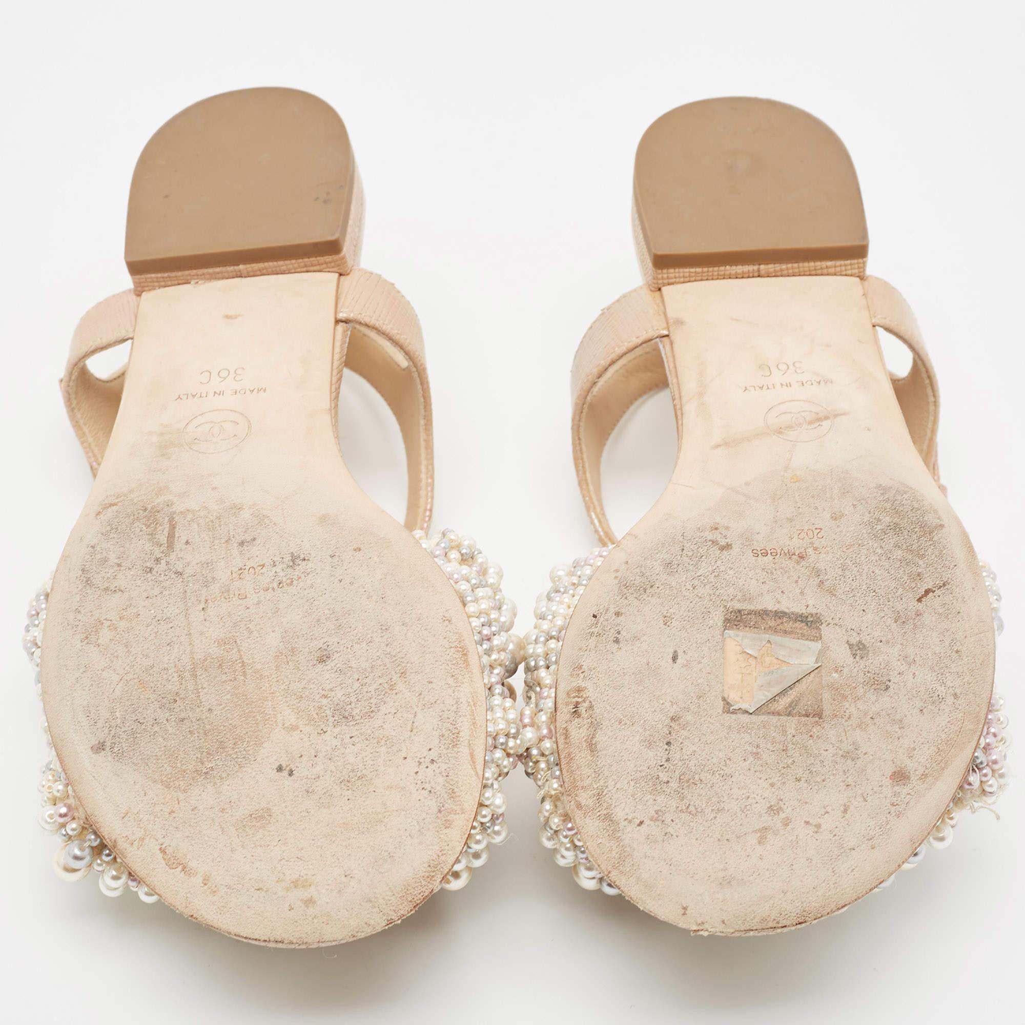 Chanel Beige Faux Pearl Slide Flat Sandals Size 36 en vente 4