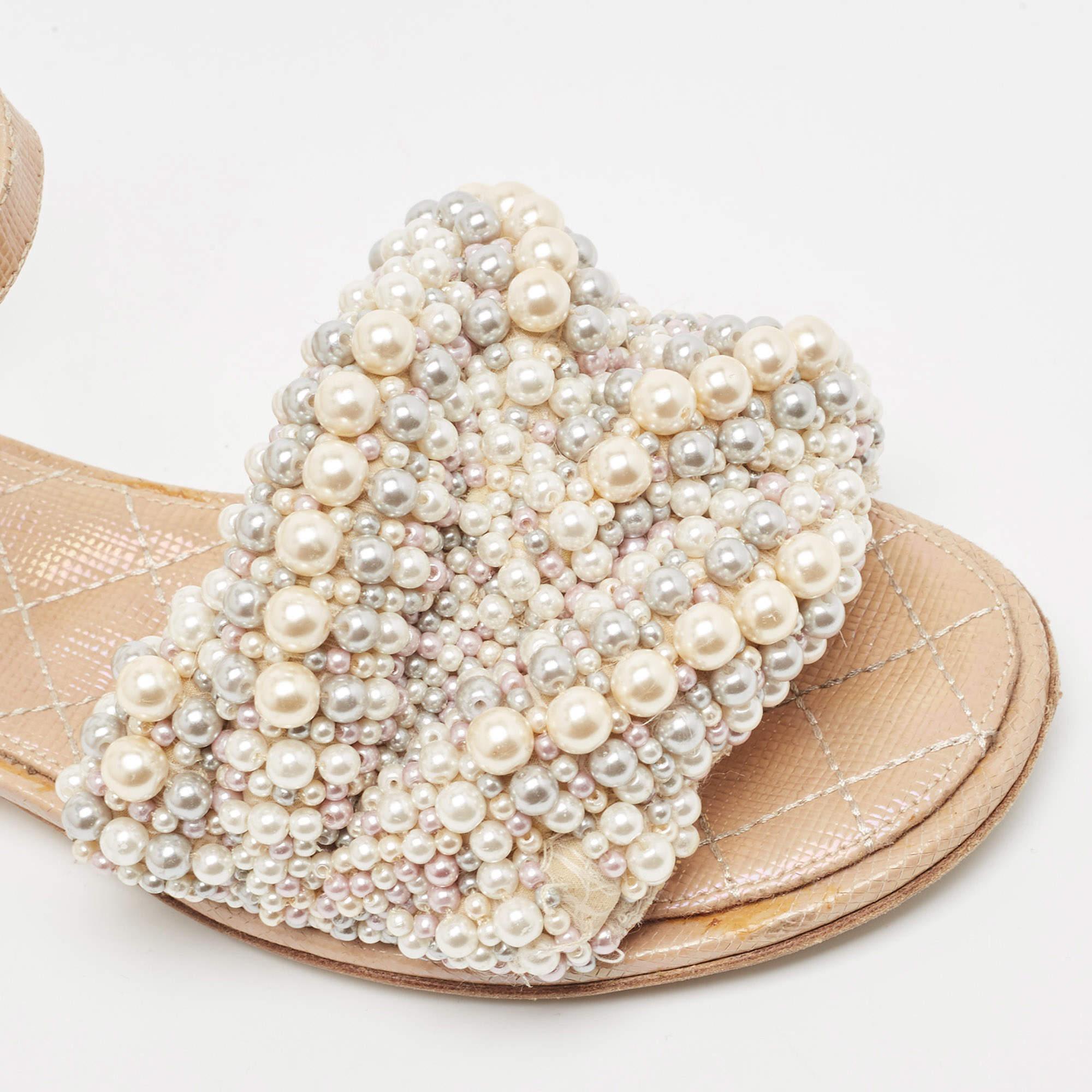 Chanel Beige Faux Pearl Slide Flat Sandals Size 36 en vente 5