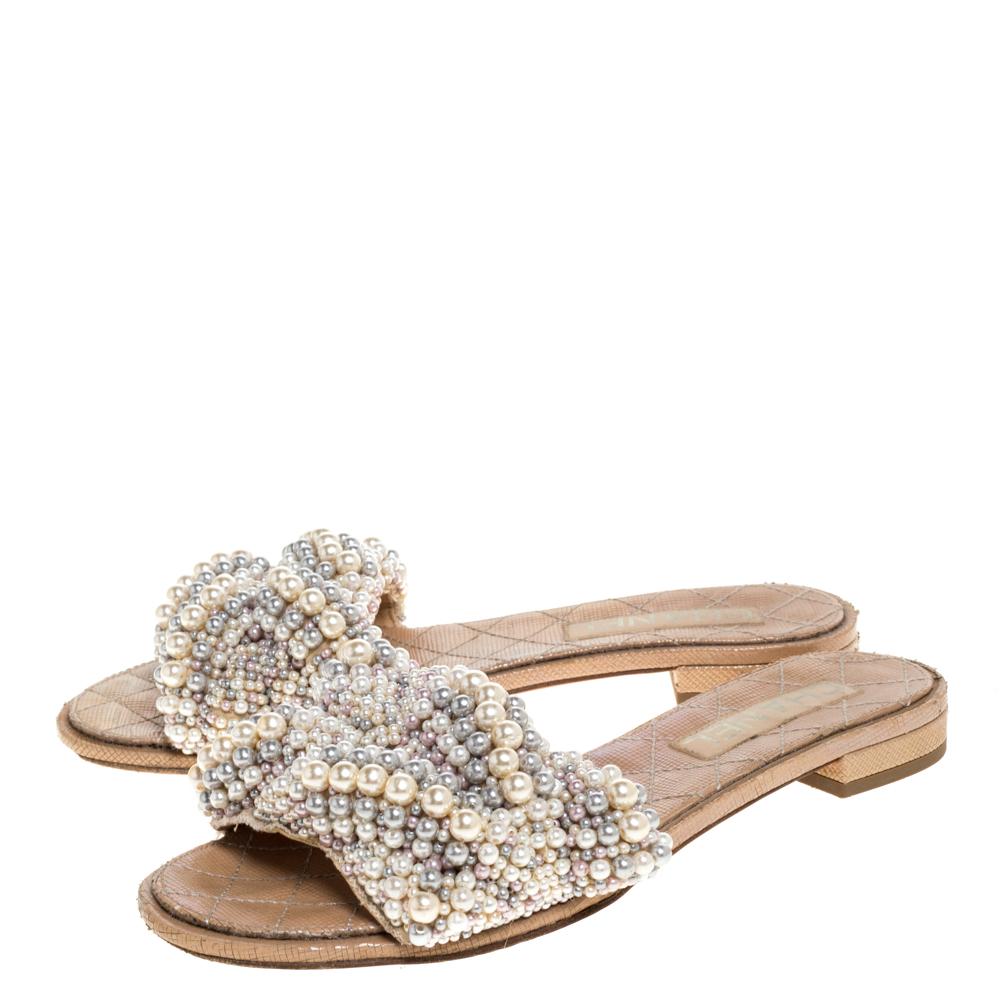 Chanel Beige Faux Pearl Slide Flat Sandals Size 38 In Fair Condition In Dubai, Al Qouz 2