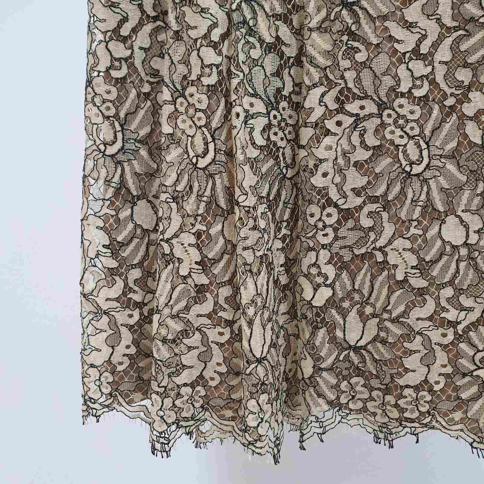 Chanel Beige Floral Lace Skirt In Excellent Condition For Sale In Krakow, PL