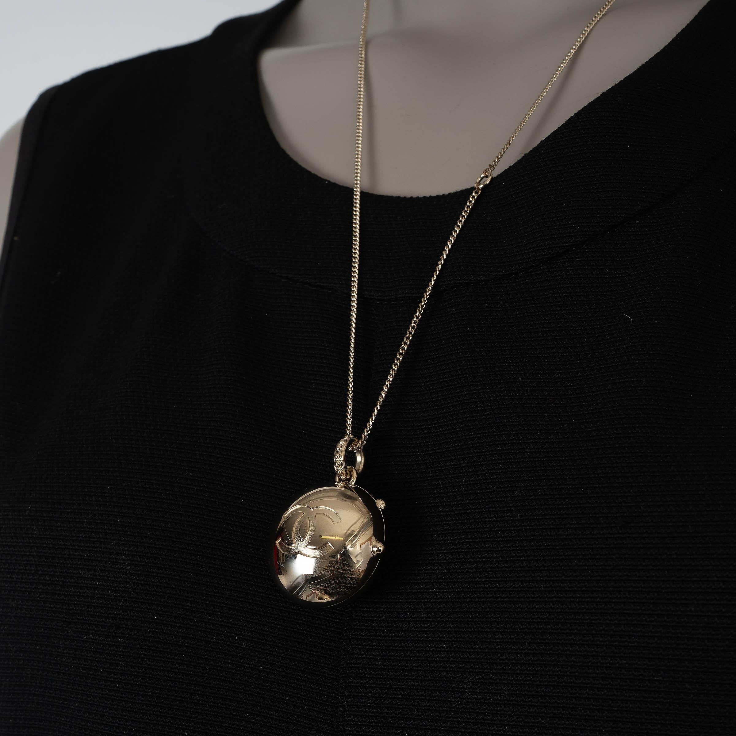 CHANEL - Collier pendentif en or beige 21S SPHERE LOCKET Pour femmes en vente