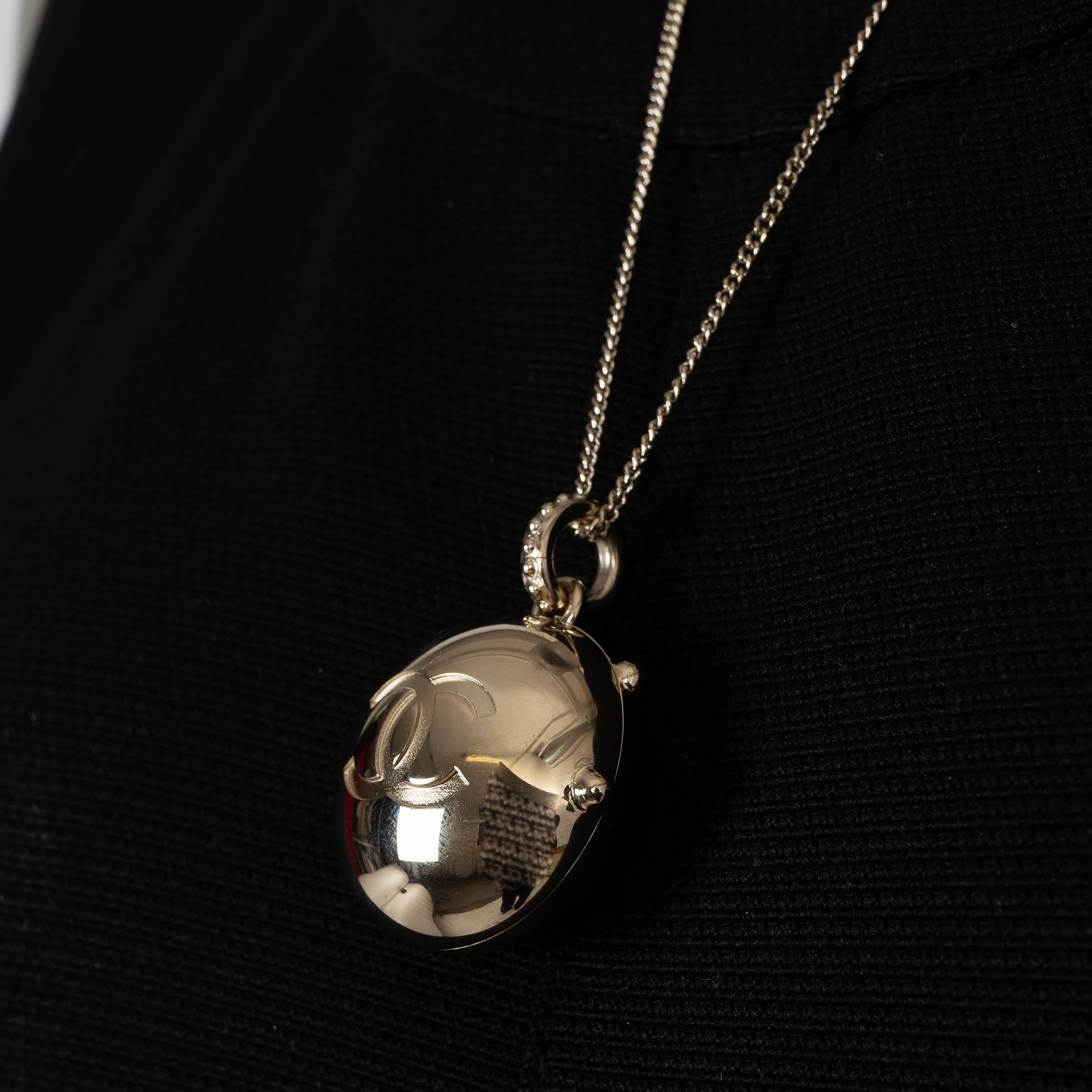 CHANEL - Collier pendentif en or beige 21S SPHERE LOCKET en vente 1
