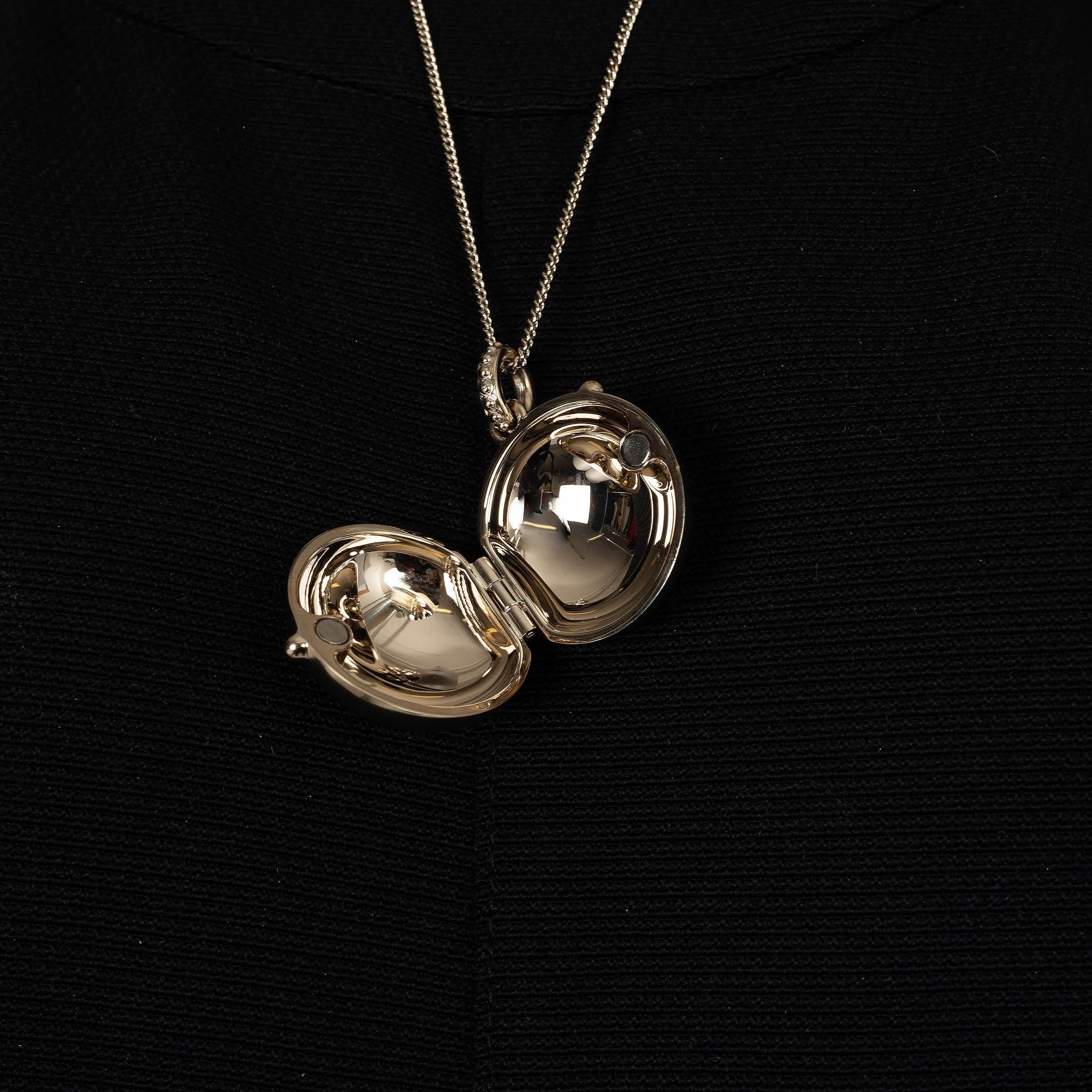 CHANEL - Collier pendentif en or beige 21S SPHERE LOCKET en vente 2