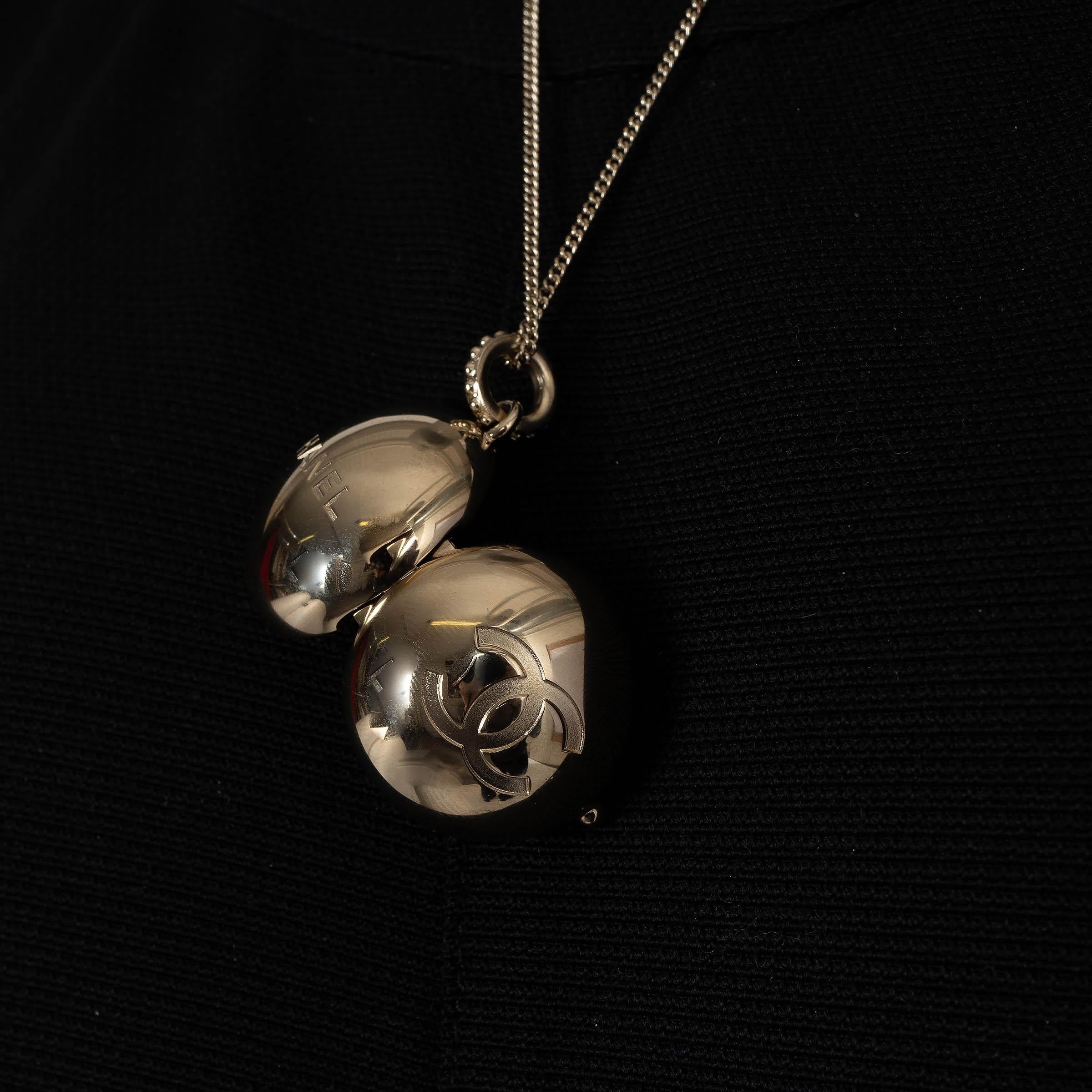 CHANEL - Collier pendentif en or beige 21S SPHERE LOCKET en vente 3