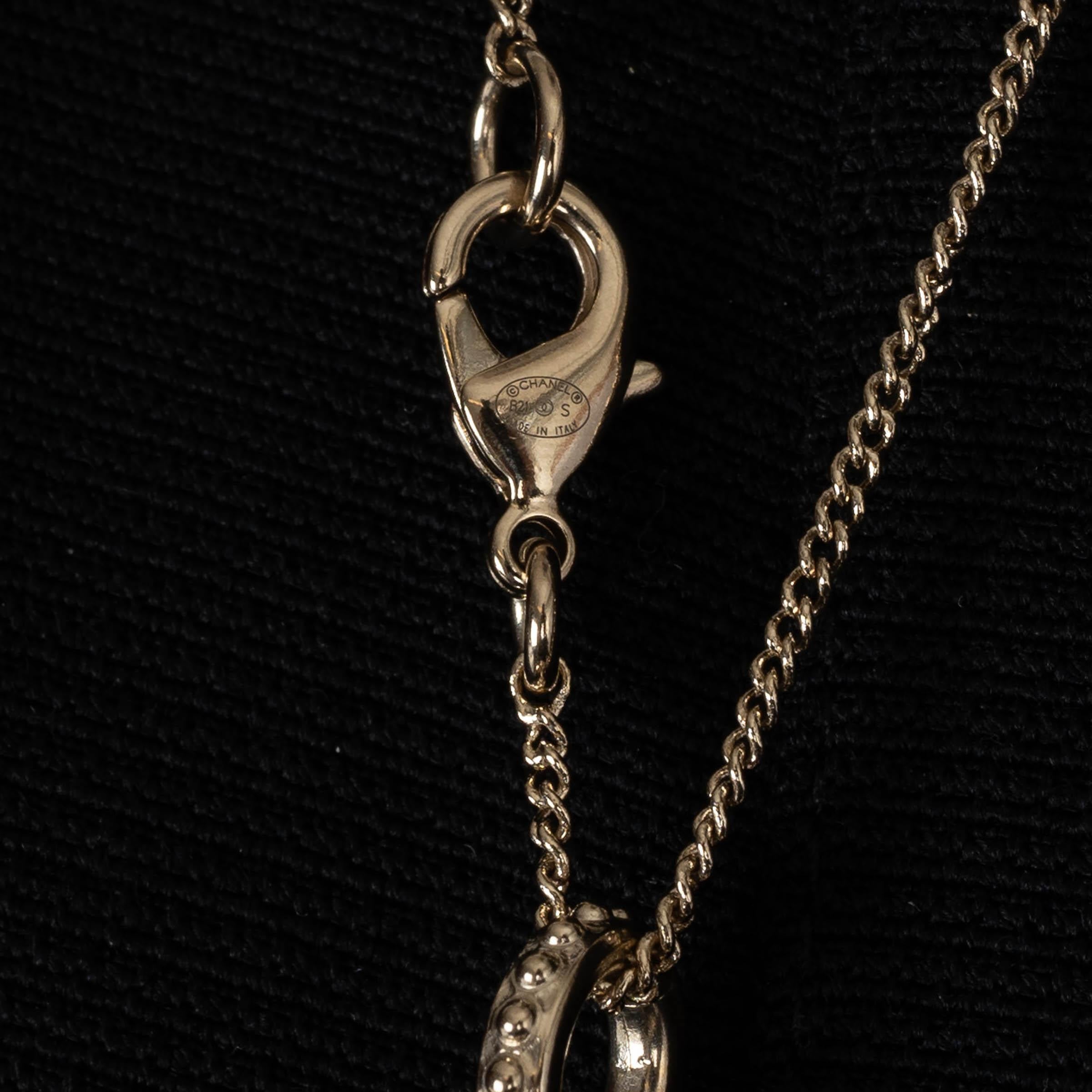 CHANEL - Collier pendentif en or beige 21S SPHERE LOCKET en vente 4