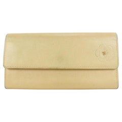 Portefeuille à rabat Chanel CC Camélia en cuir doré et beige7ccs111