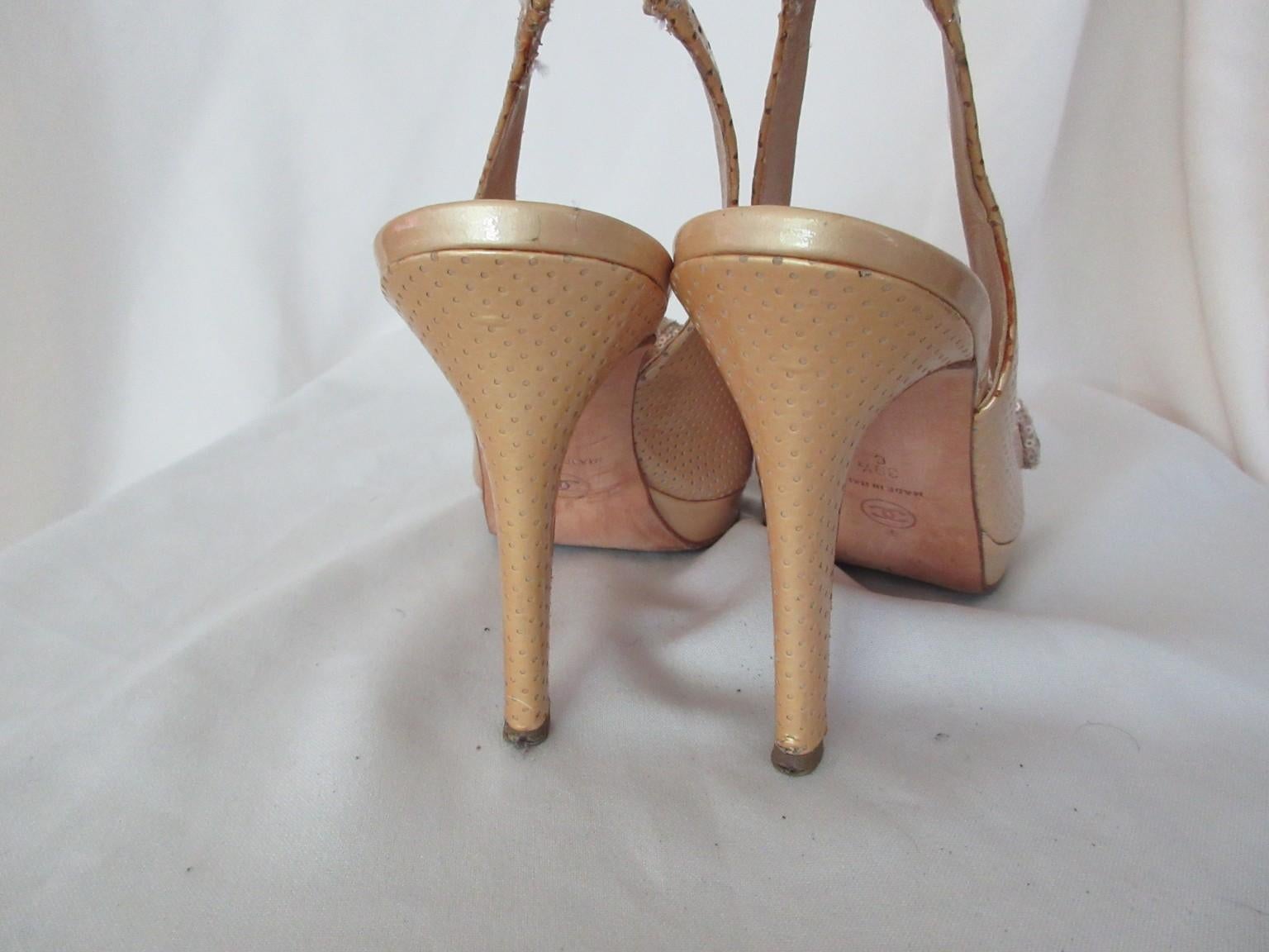 Marron Chanel - Escarpins en cuir verni beige et or avec nœuds en paillettes d'or en vente