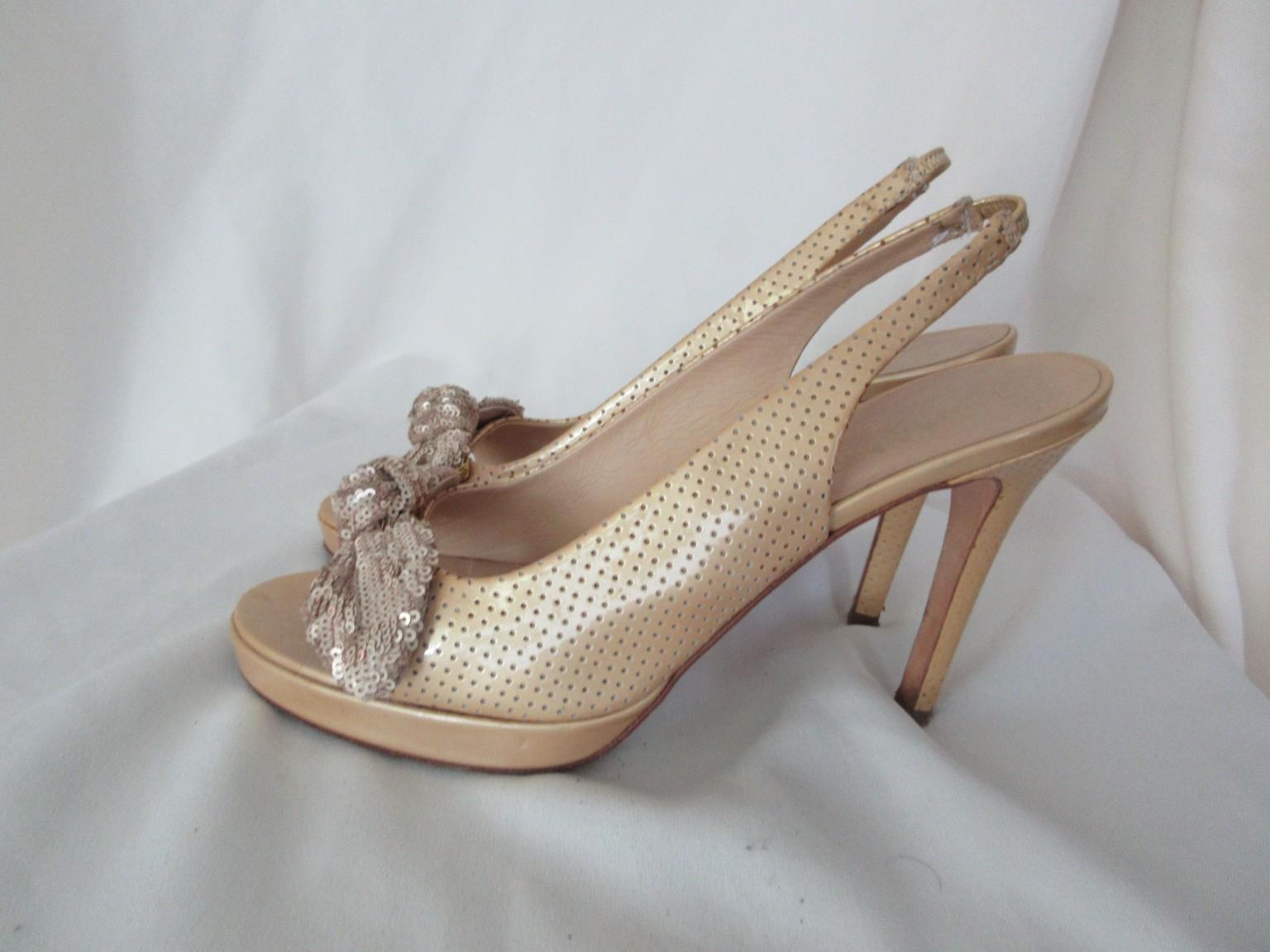 Chanel - Escarpins en cuir verni beige et or avec nœuds en paillettes d'or Bon état - En vente à Amsterdam, NL