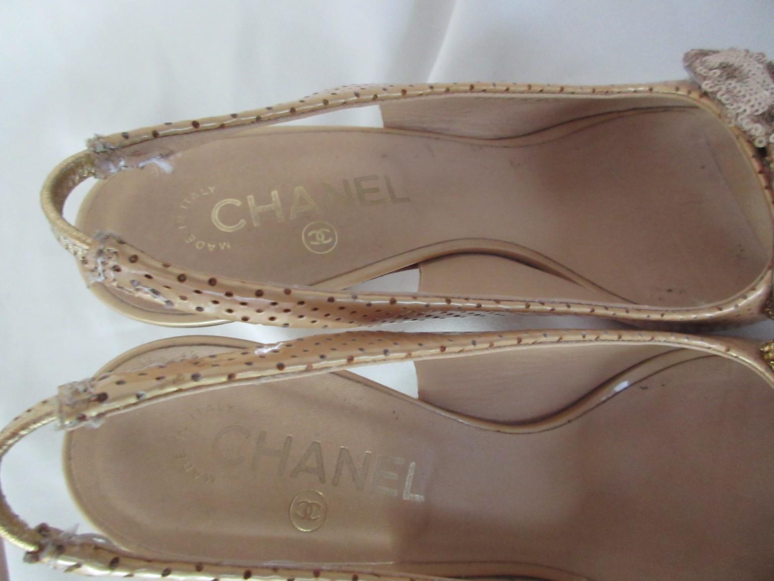 Chanel - Escarpins en cuir verni beige et or avec nœuds en paillettes d'or Pour femmes en vente