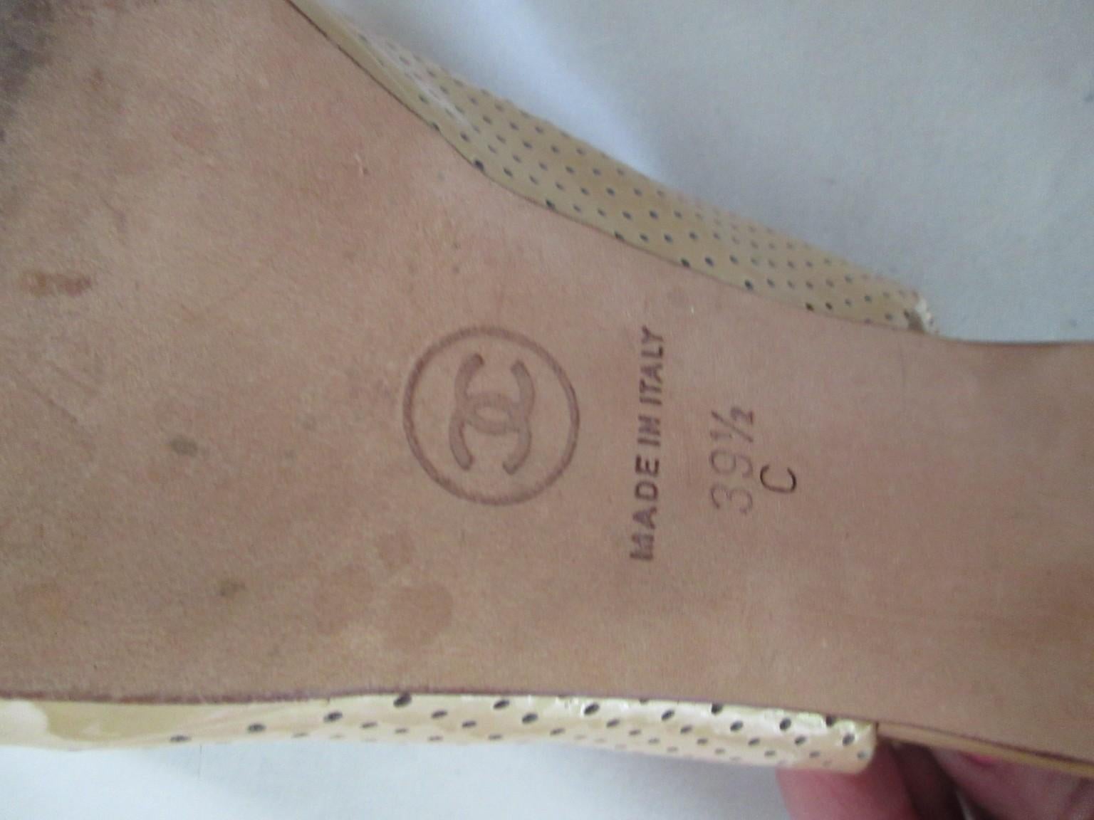Chanel - Escarpins en cuir verni beige et or avec nœuds en paillettes d'or en vente 1