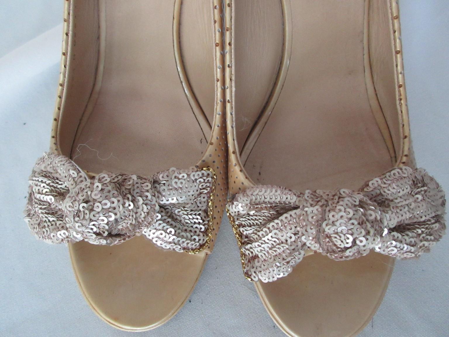 Chanel - Escarpins en cuir verni beige et or avec nœuds en paillettes d'or en vente 2