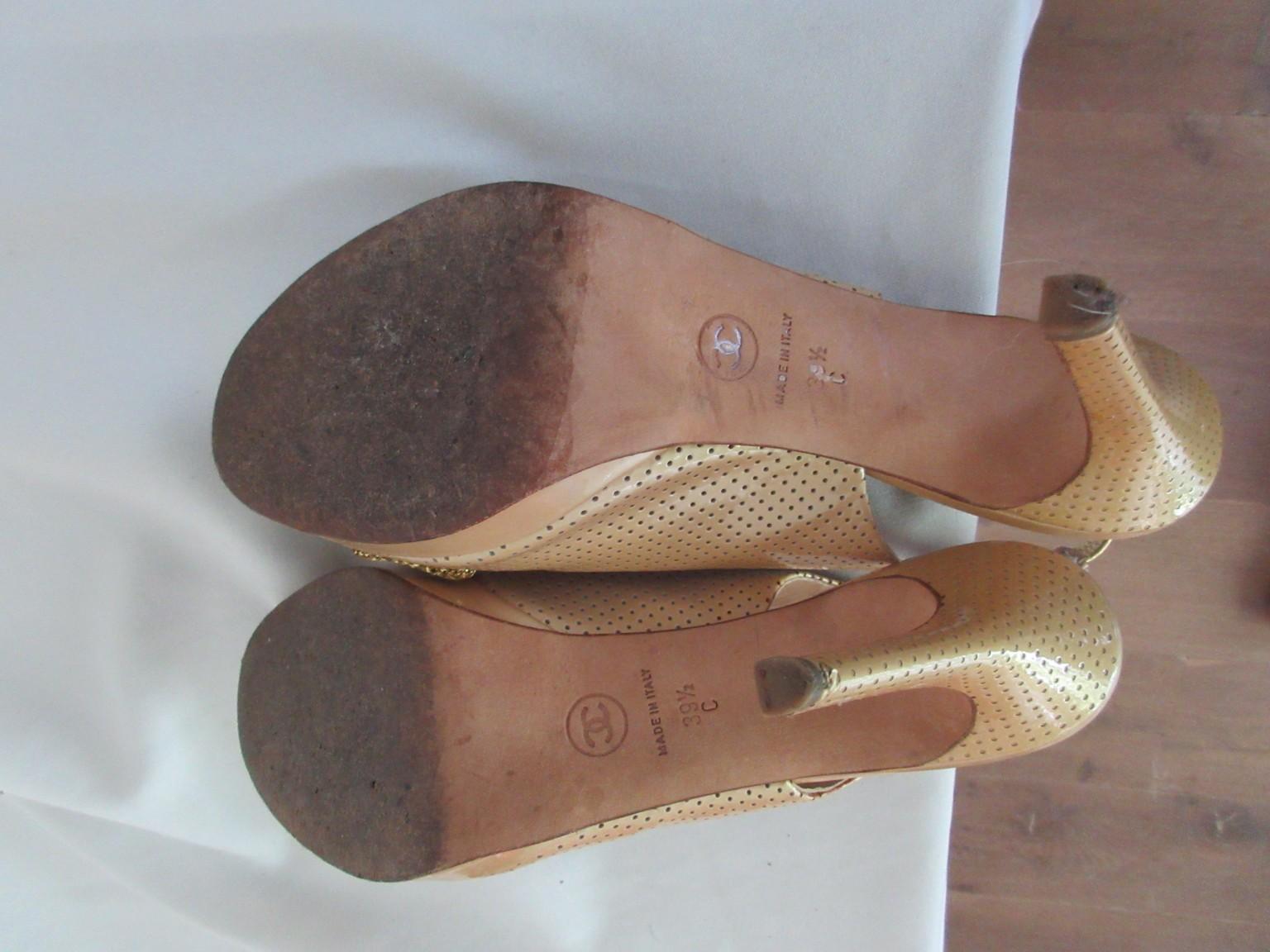 Chanel - Escarpins en cuir verni beige et or avec nœuds en paillettes d'or en vente 3