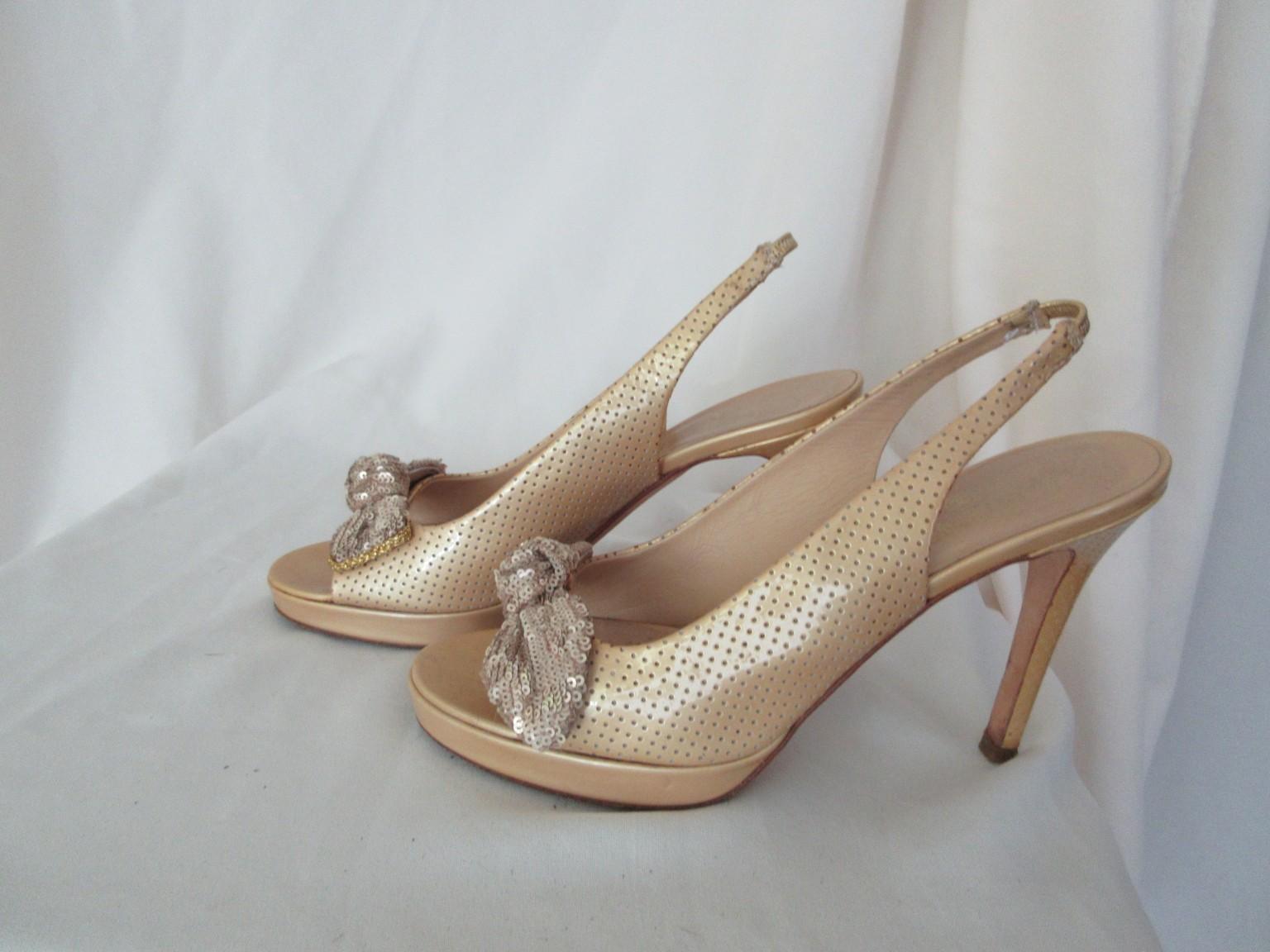 Chanel - Escarpins en cuir verni beige et or avec nœuds en paillettes d'or en vente 4