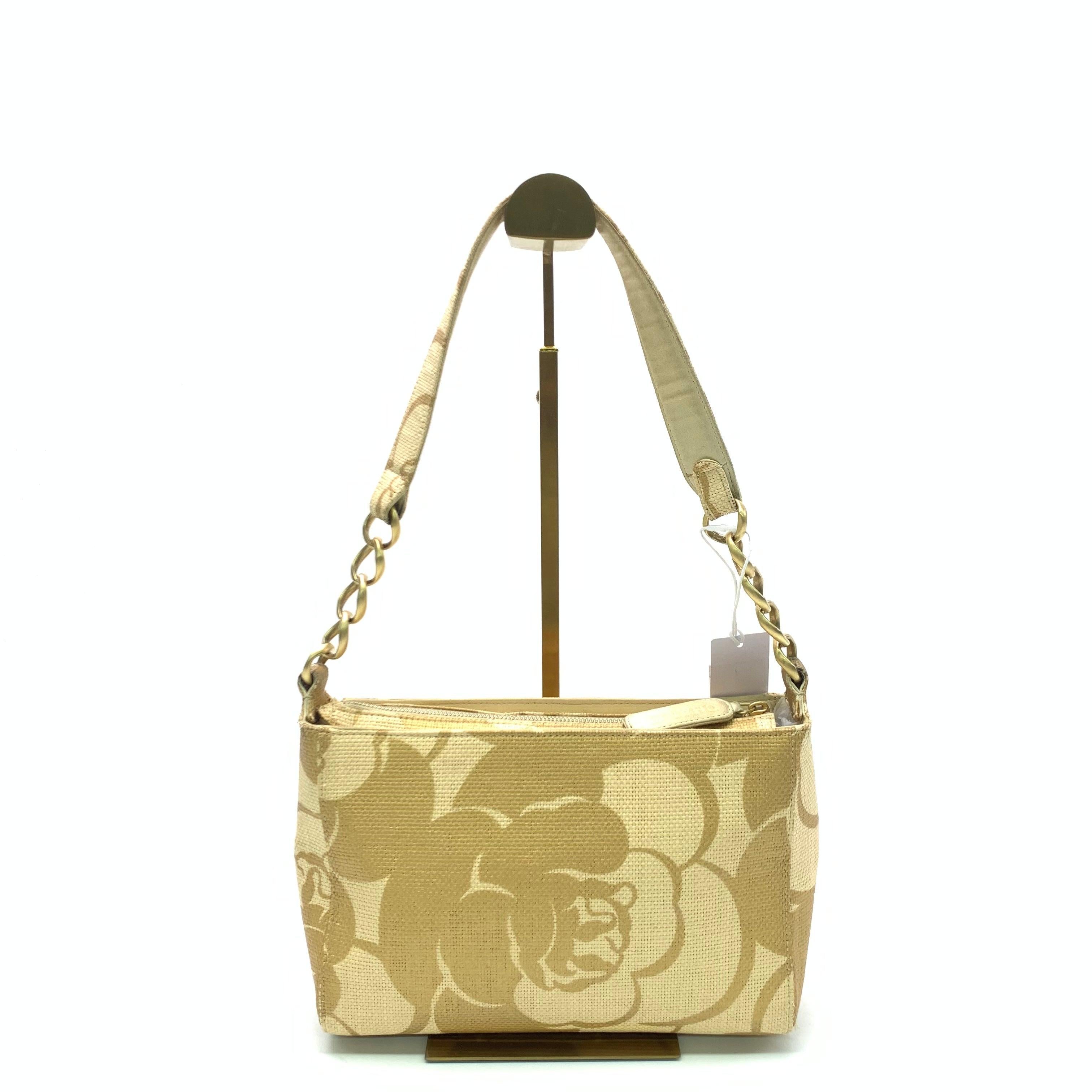Chanel Beige Gold Woven Raffia Camellia Print Shoulder Bag, 2003-2004 In Excellent Condition In AUBERVILLIERS, FR