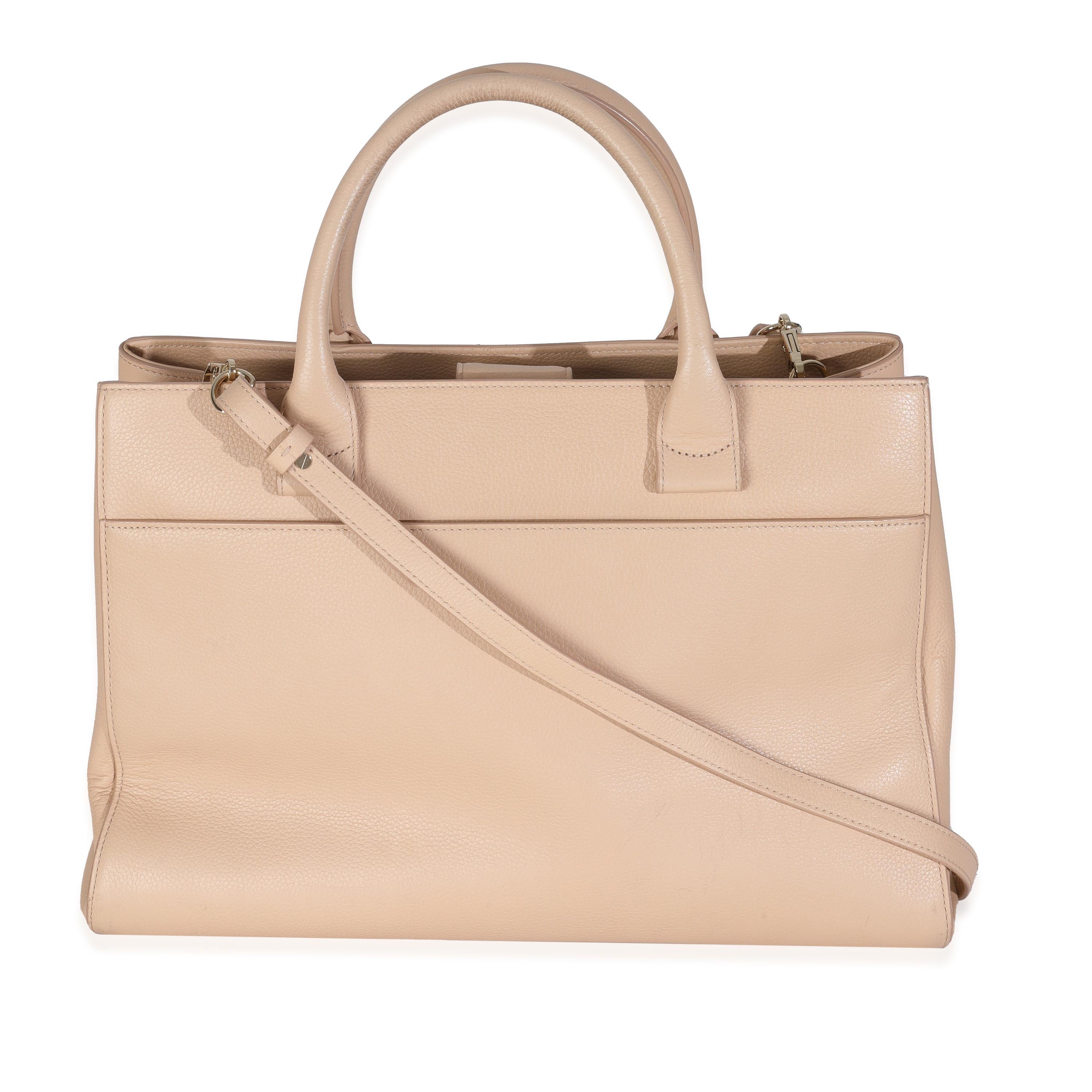 Titre de la liste : Chanel Large Neo Executive Shopper Tote en cuir de veau grainé beige
SKU : 147491
MSRP : 4300.00 USD
Condit : Usagé 
Condit : Intrinsèquement Chanel, le sac moyen à poignée supérieure Coco porte le nom de la fondatrice de la