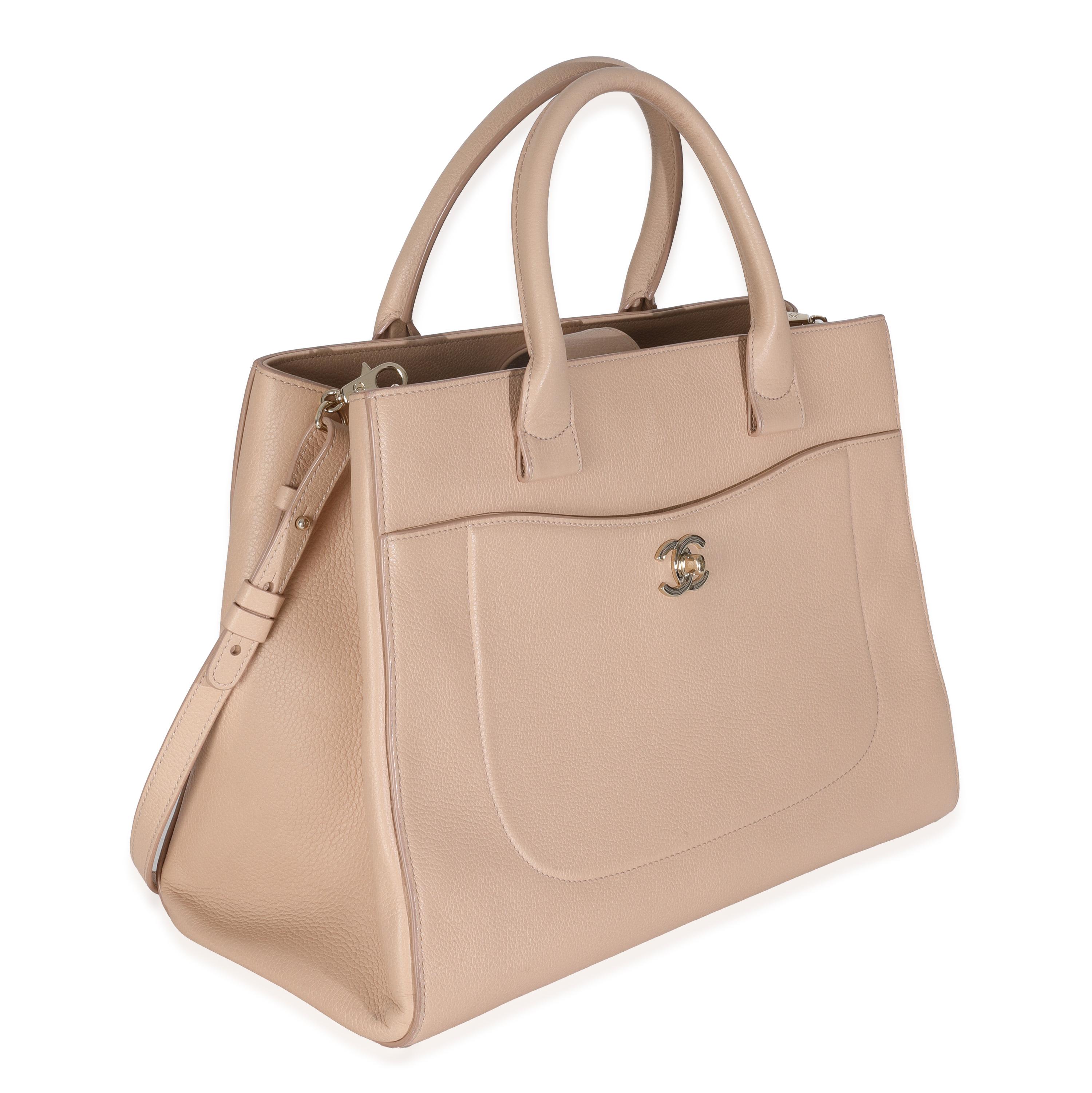 Beige Chanel Large Neo Executive Shopper Tote en cuir de veau grainé beige en vente