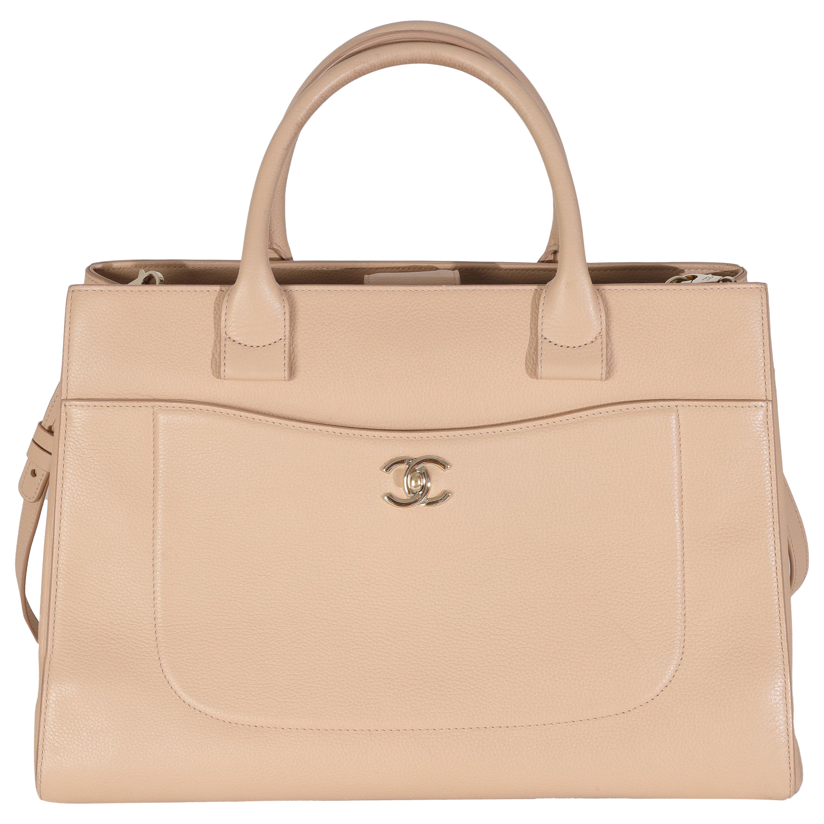Chanel Large Neo Executive Shopper Tote en cuir de veau grainé beige en vente