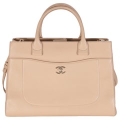 Chanel Large Neo Executive Shopper Tote en cuir de veau grainé beige