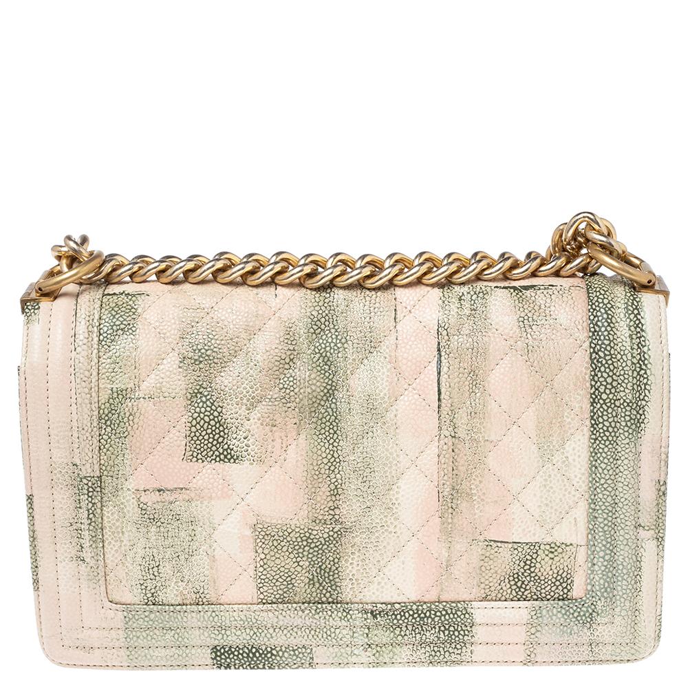 Jede Chanel-Kreation hat es verdient, in die Geschichte der Mode einzugehen, denn sie ist von unersetzlichem Stil. Wie zum Beispiel diese umwerfende Boy Flap, die aus mit Aquarellfarben bedrucktem Kaviarleder gefertigt wurde. Sie trägt das