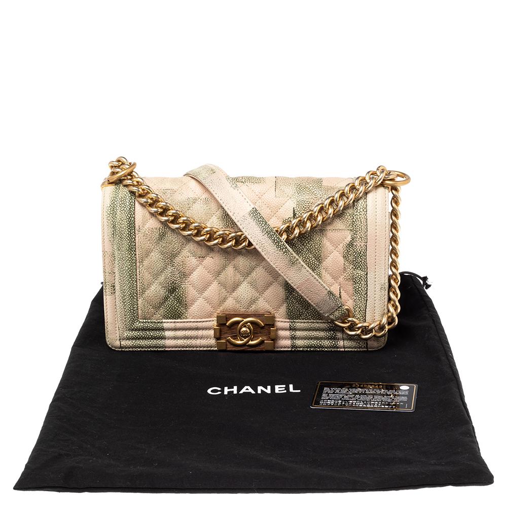 Chanel Chanel Beige/Grün gesteppte Aquarelldruck Kaviar Leder Medium Boy Flap Bag im Zustand „Hervorragend“ in Dubai, Al Qouz 2