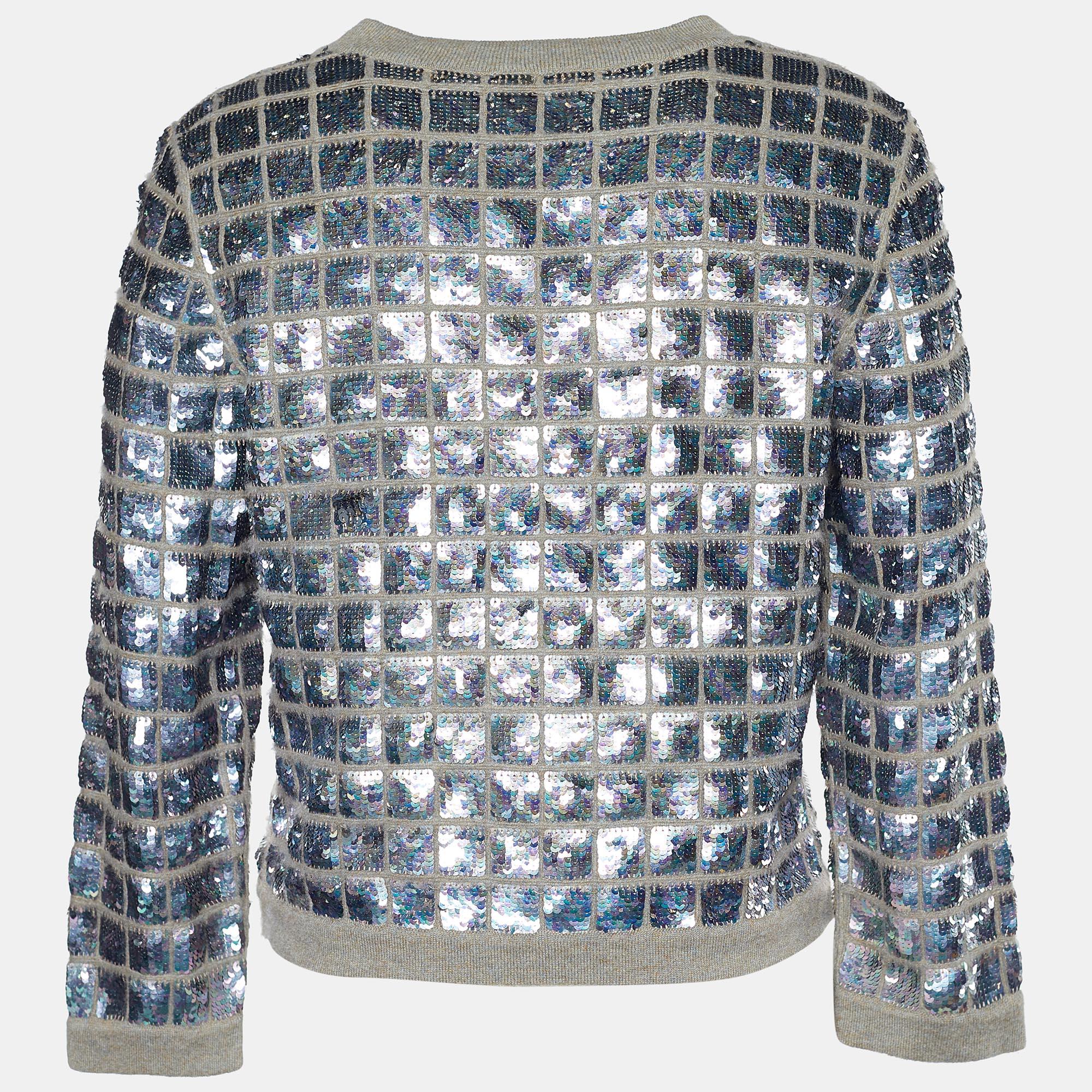 Let nothing dim your light and style, ever. With this cardigan from the House of Chanel, glamor comes easy. Tailored from beige-grey cashmere fabric, this cardigan is lit up with sequined grids, a button-front feature, and long sleeves. Buy this