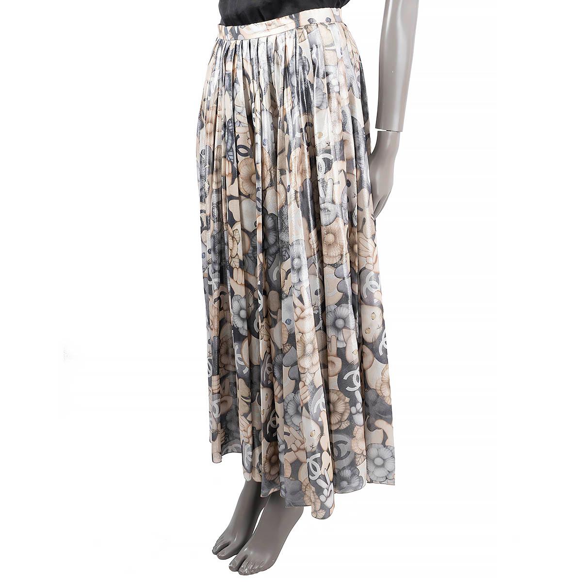 100% authentic Chanel pleated midi skirt in beige and grey silk (73%) and polyester (27%) with cat-print. Features a shiny finish. Closes with a concealed zipper in the back. Unlined. Has been worn and is in excellent condition.

2016