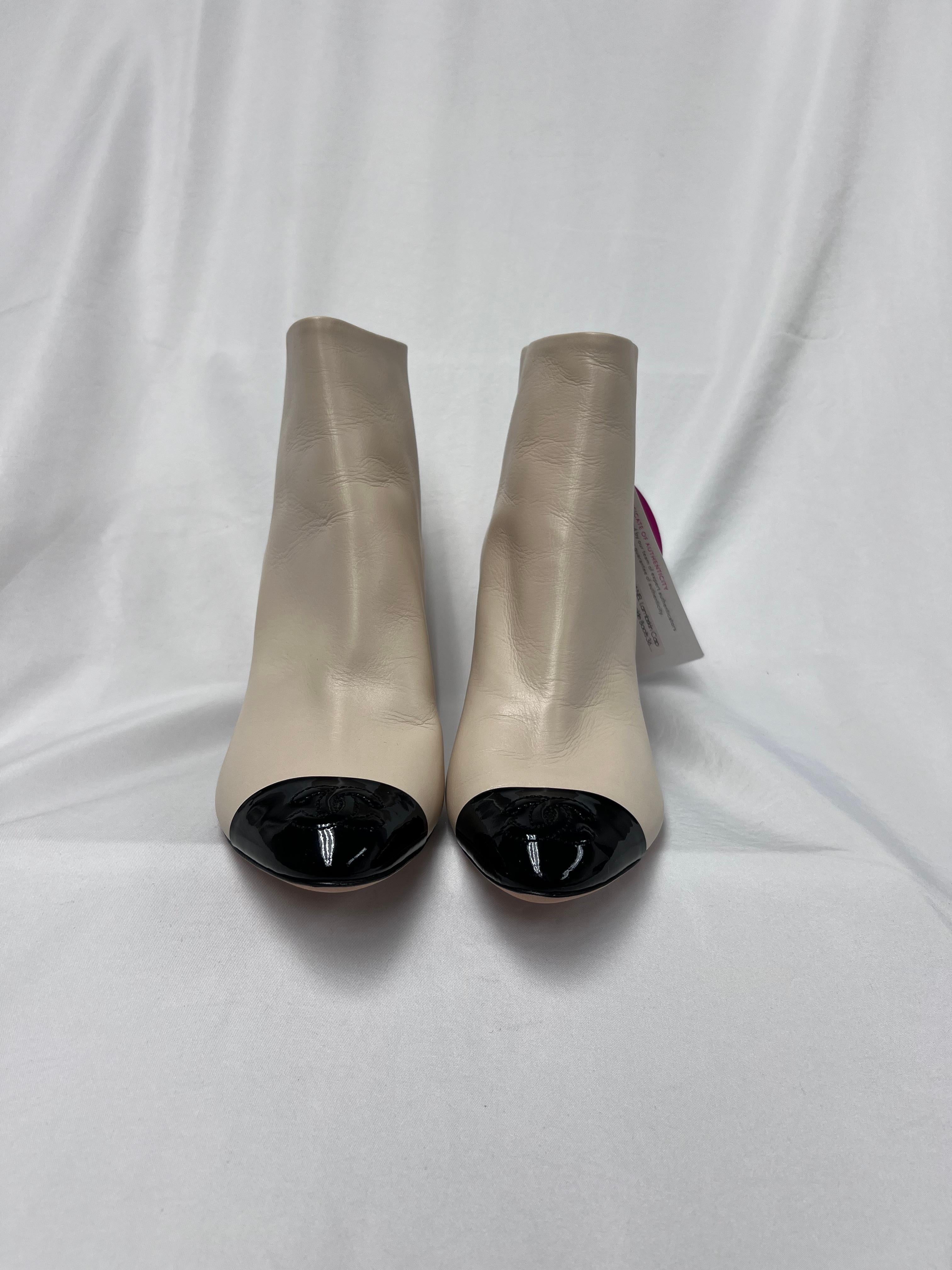 Chanel Beige ineinandergreifende CC Logo-Stiefel Größe 36,5 im Zustand „Hervorragend“ im Angebot in West Hartford, CT