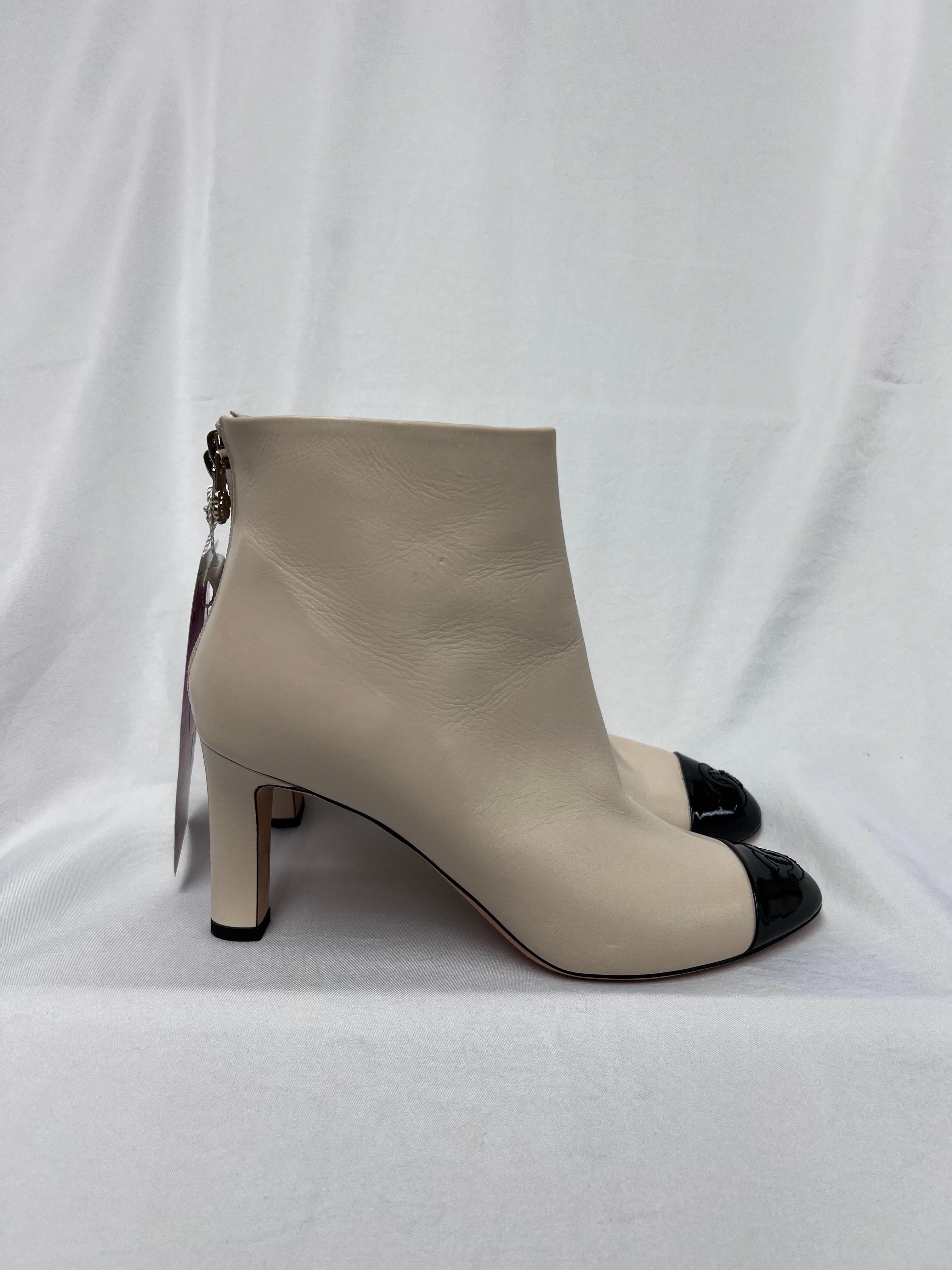 Chanel Beige ineinandergreifende CC Logo-Stiefel Größe 36,5 Damen im Angebot