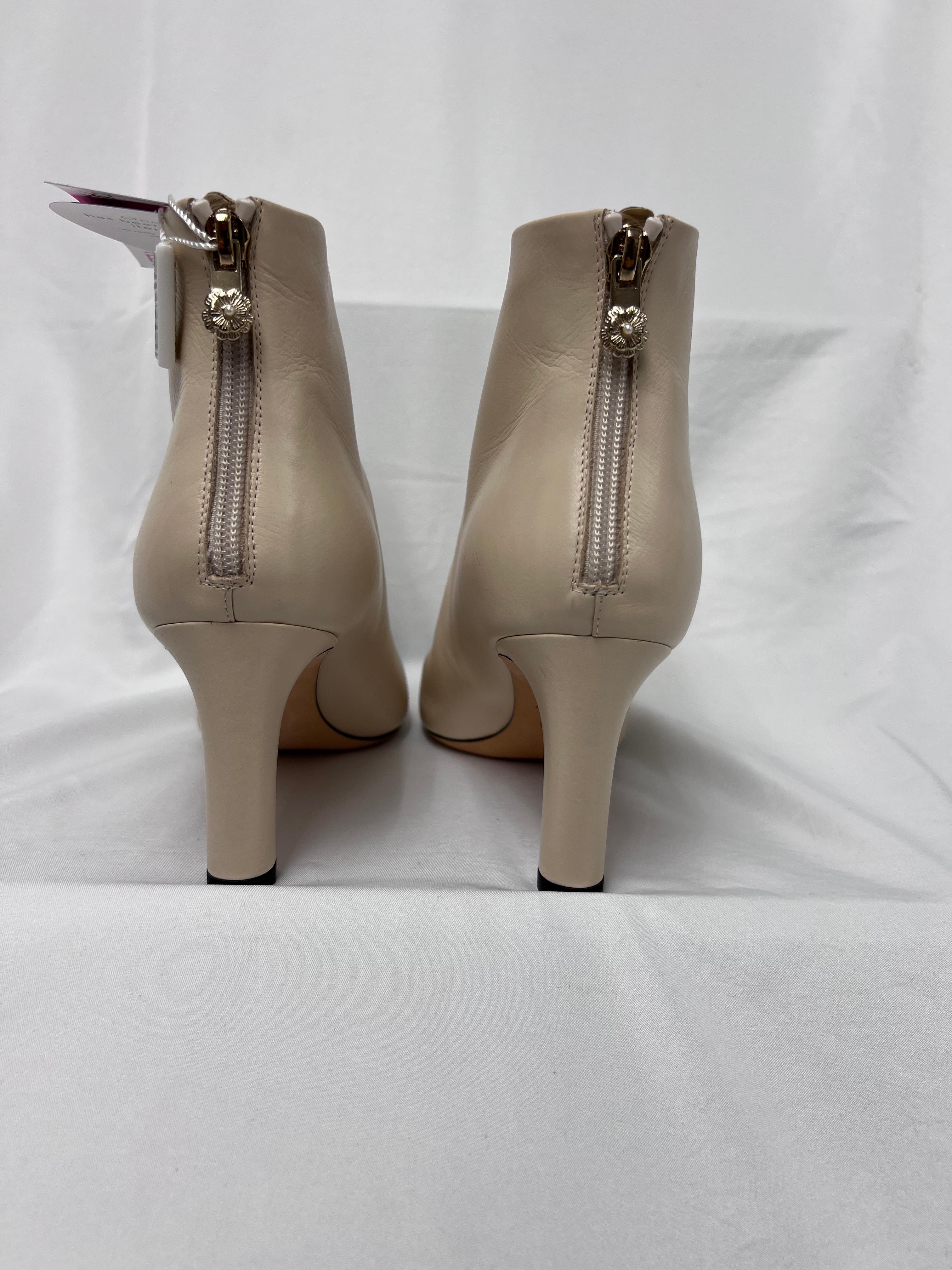 Chanel Beige ineinandergreifende CC Logo-Stiefel Größe 36,5 im Angebot 1